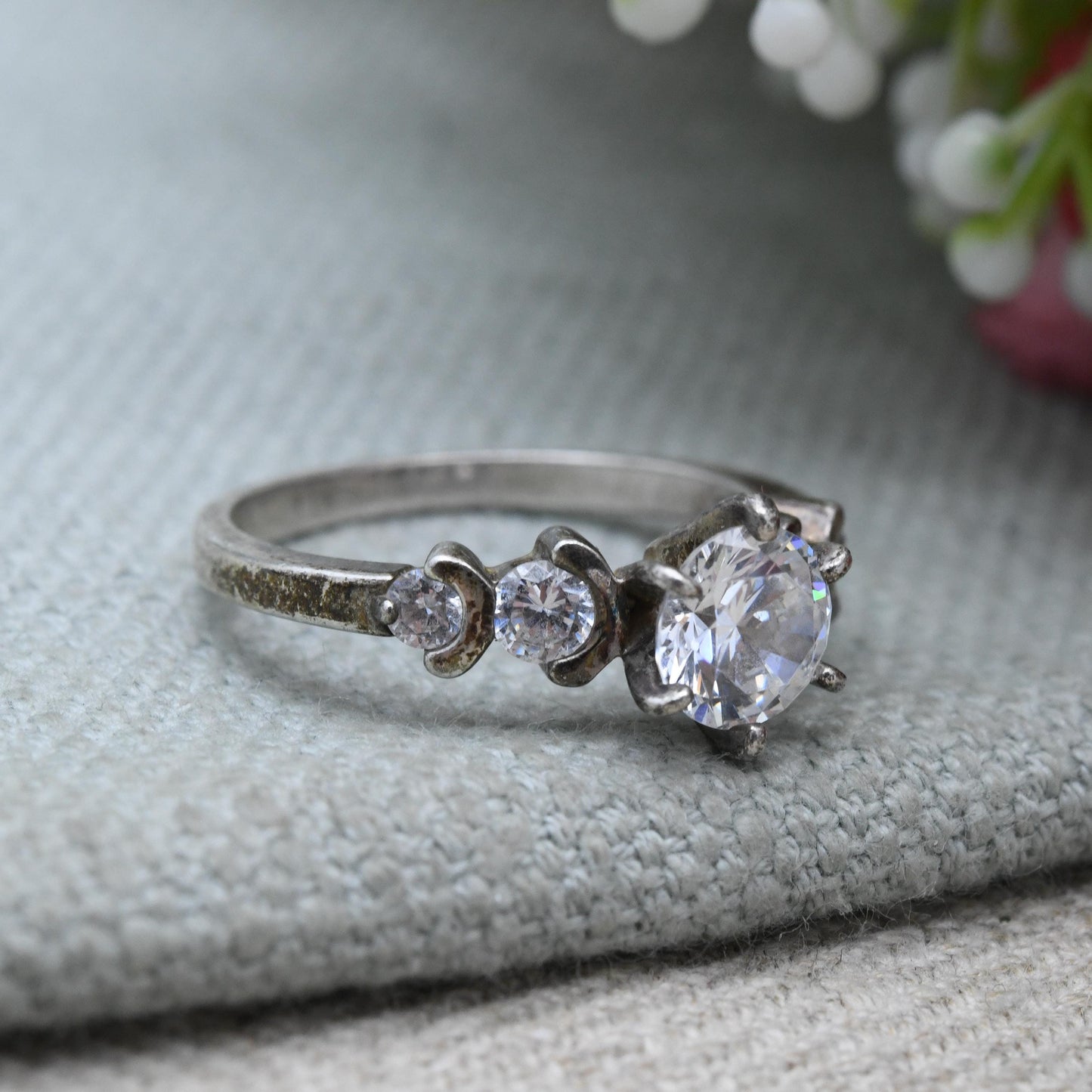 Vintage Sterling Silver Solitaire Ring Large Round CZ and Side Stones - Faceted White Stones | UK Size - Q | US Size - 8