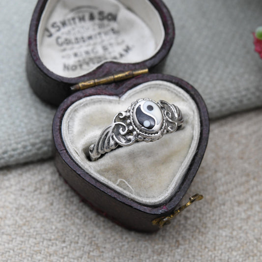 Vintage Sterling Silver Yin and Yang Ring - White and Black Design | Equal Opposite Symbol | UK Size - M 1/2 | US Size - 6 1/2