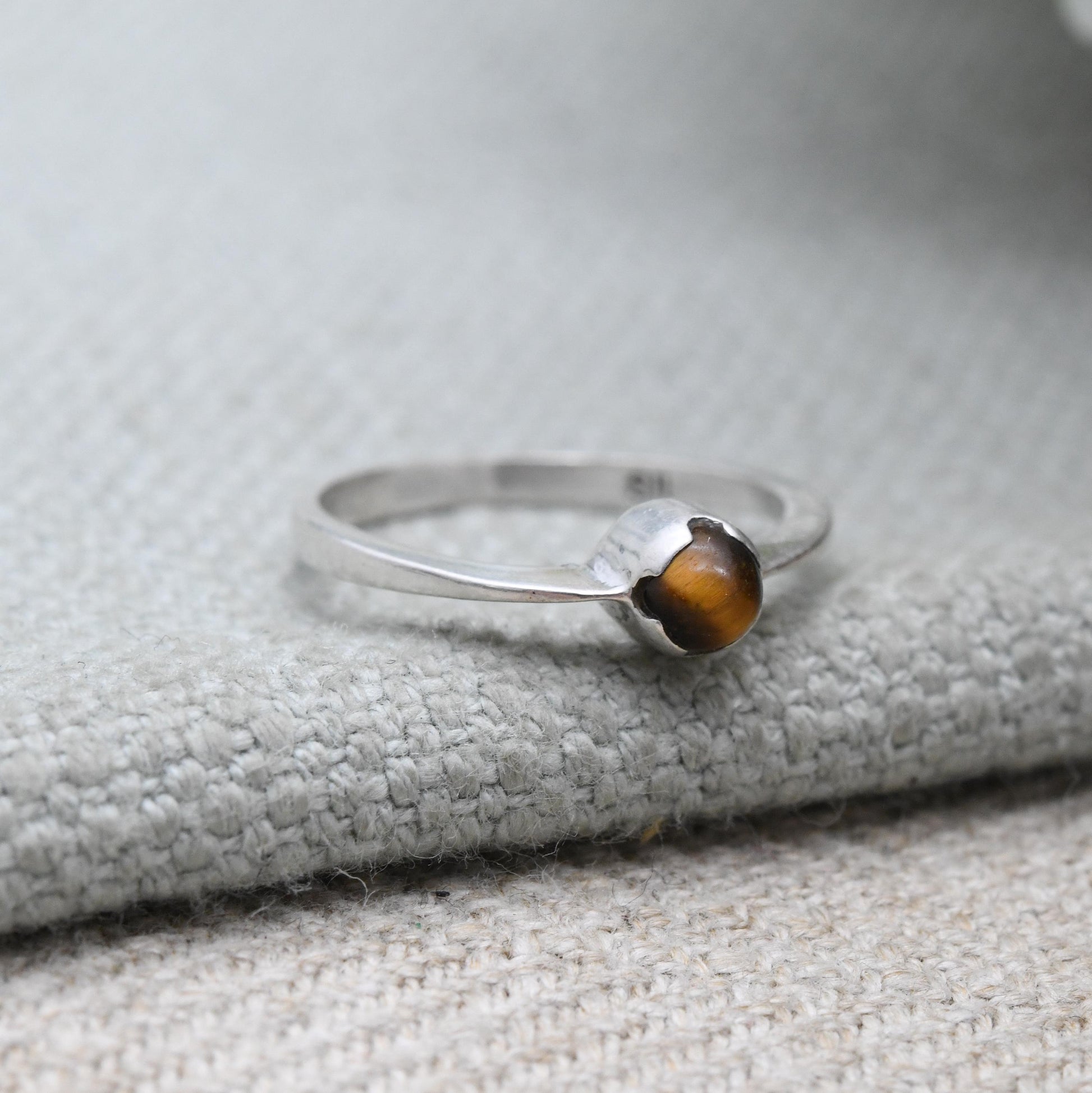 Vintage Sterling Silver Tiger's Eye Solitaire Ring - Unisex Minimalist Miniature Everyday Silver Jewellery | UK Size - I 1/2 US Size - 4 1/2