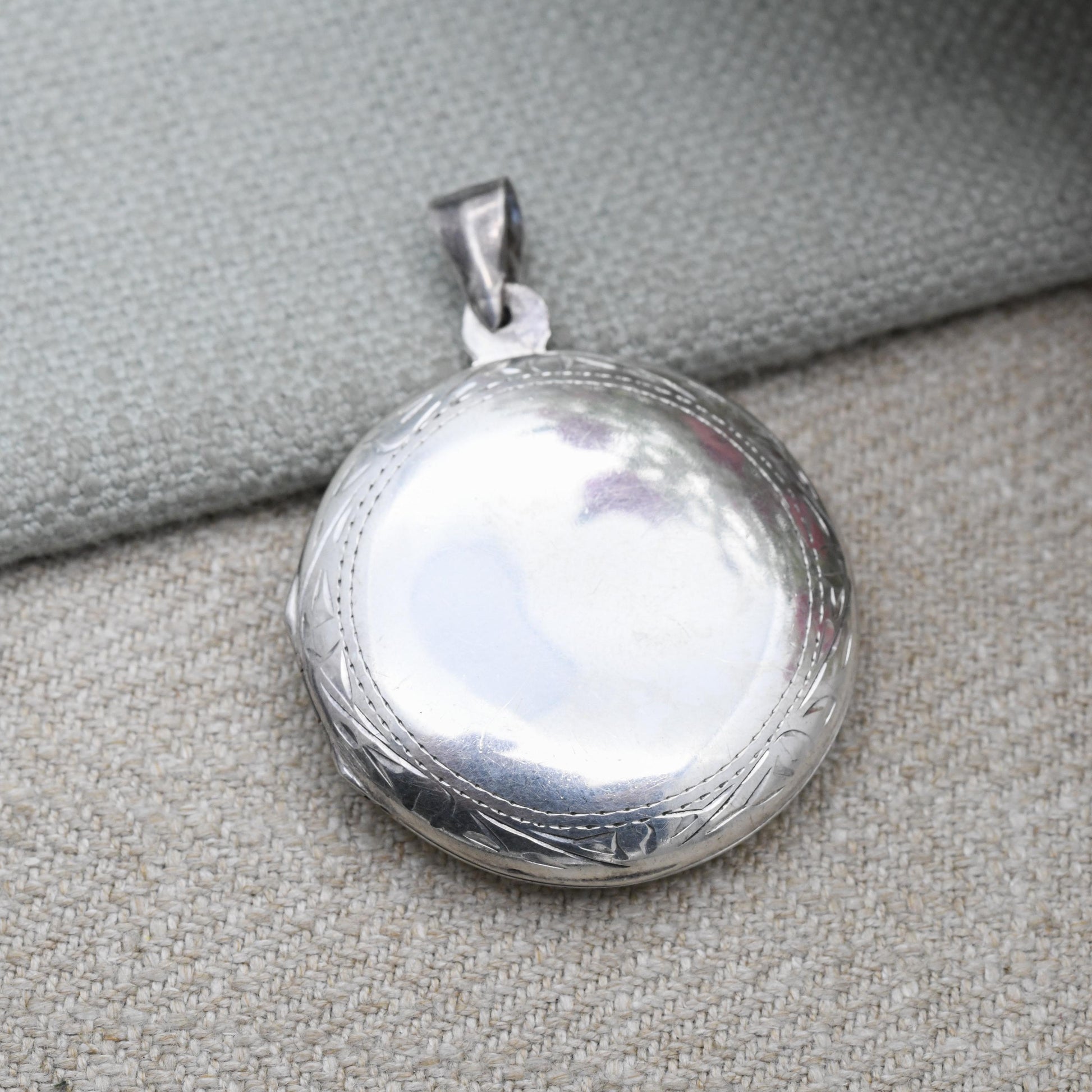 Vintage Sterling Silver Locket Pendant with Engraved Geometric Pattern Design - Large Circular Locket Necklace for Chunky Chain