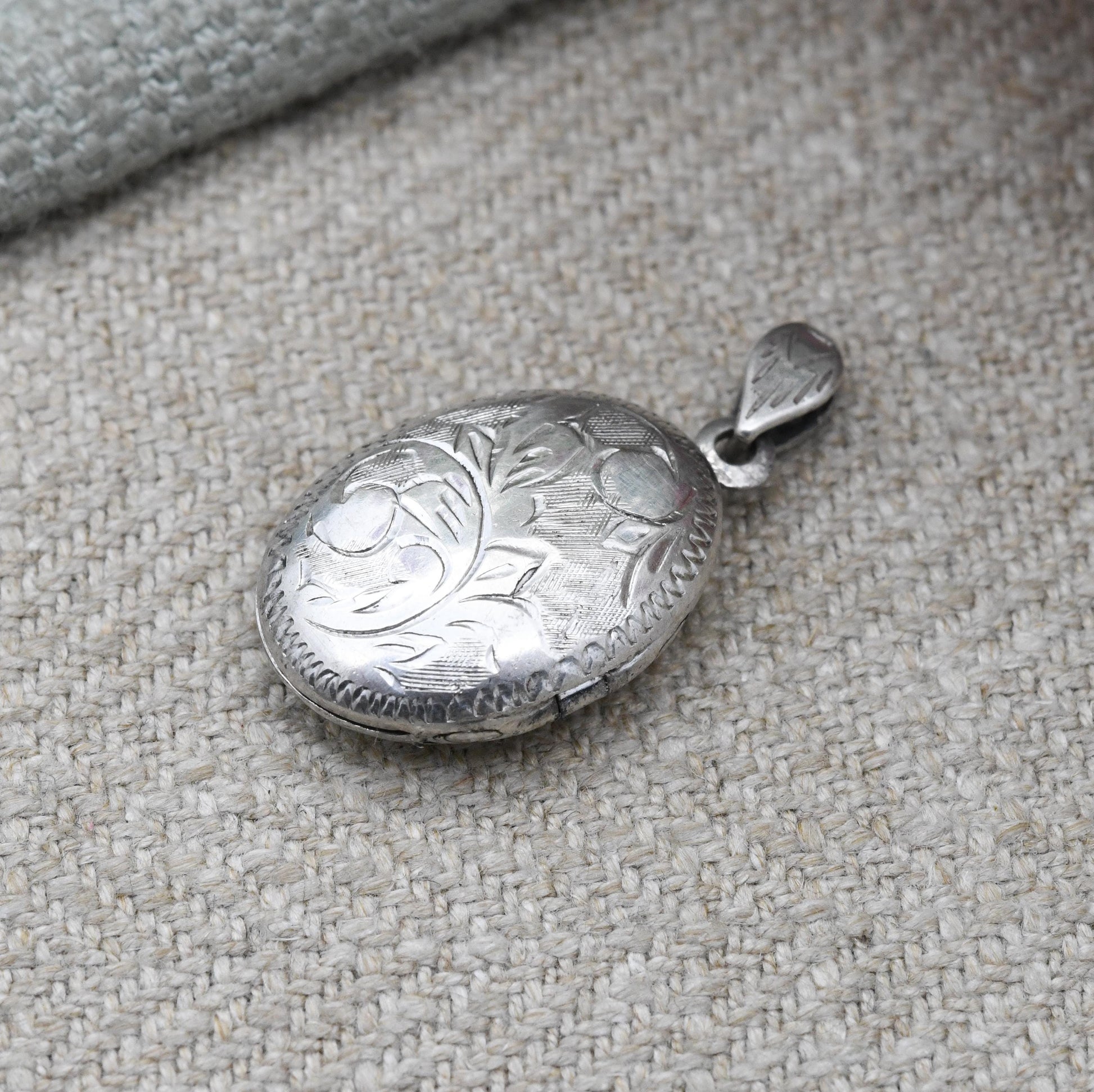 Vintage Sterling Silver Locket Pendant with Engraved Floral Design - Oval Locket Necklace for Chunky Chain | Sweet Jewellery Gift for Her