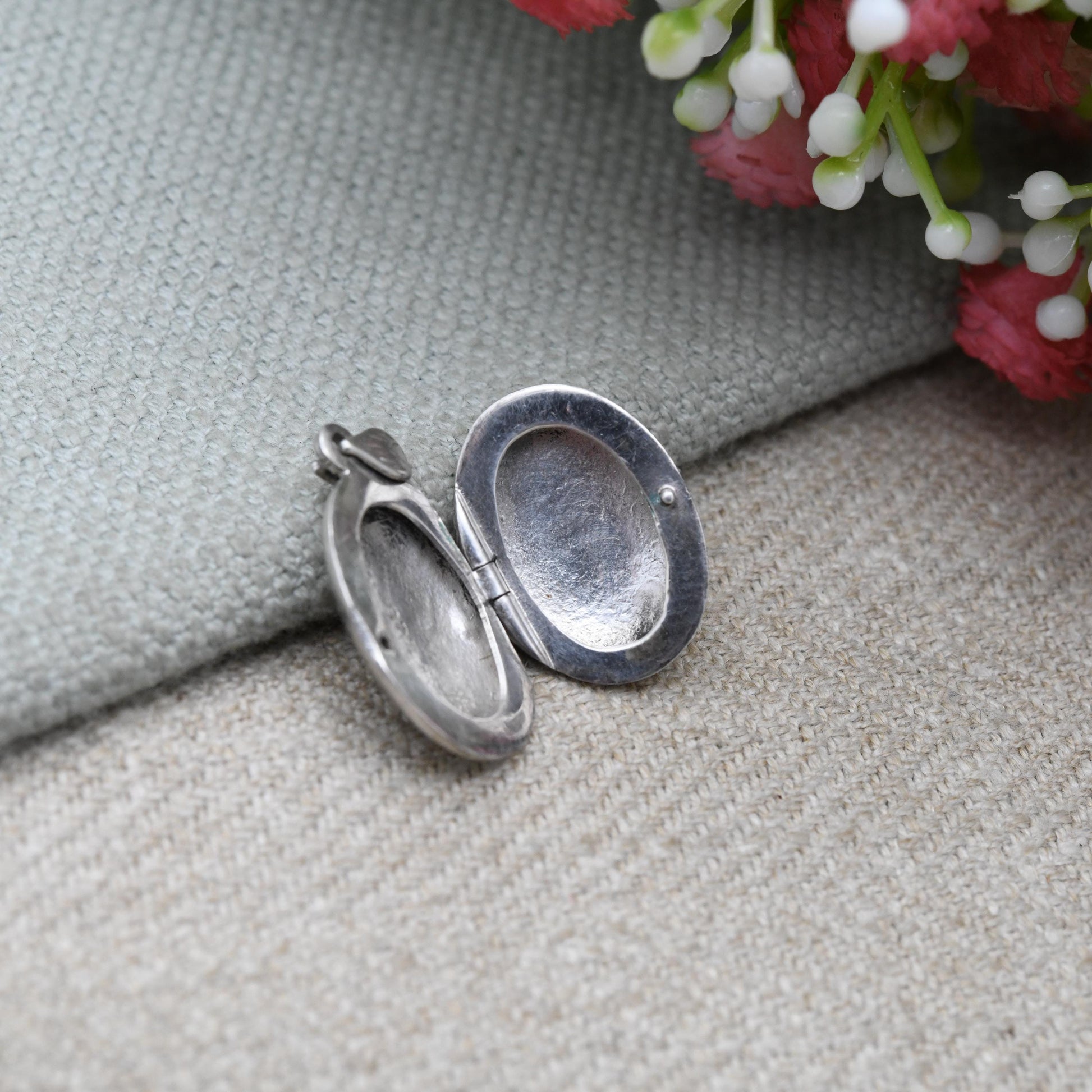 Vintage Sterling Silver Locket Pendant with Engraved Floral Design - Oval Locket Necklace for Chunky Chain | Sweet Jewellery Gift for Her