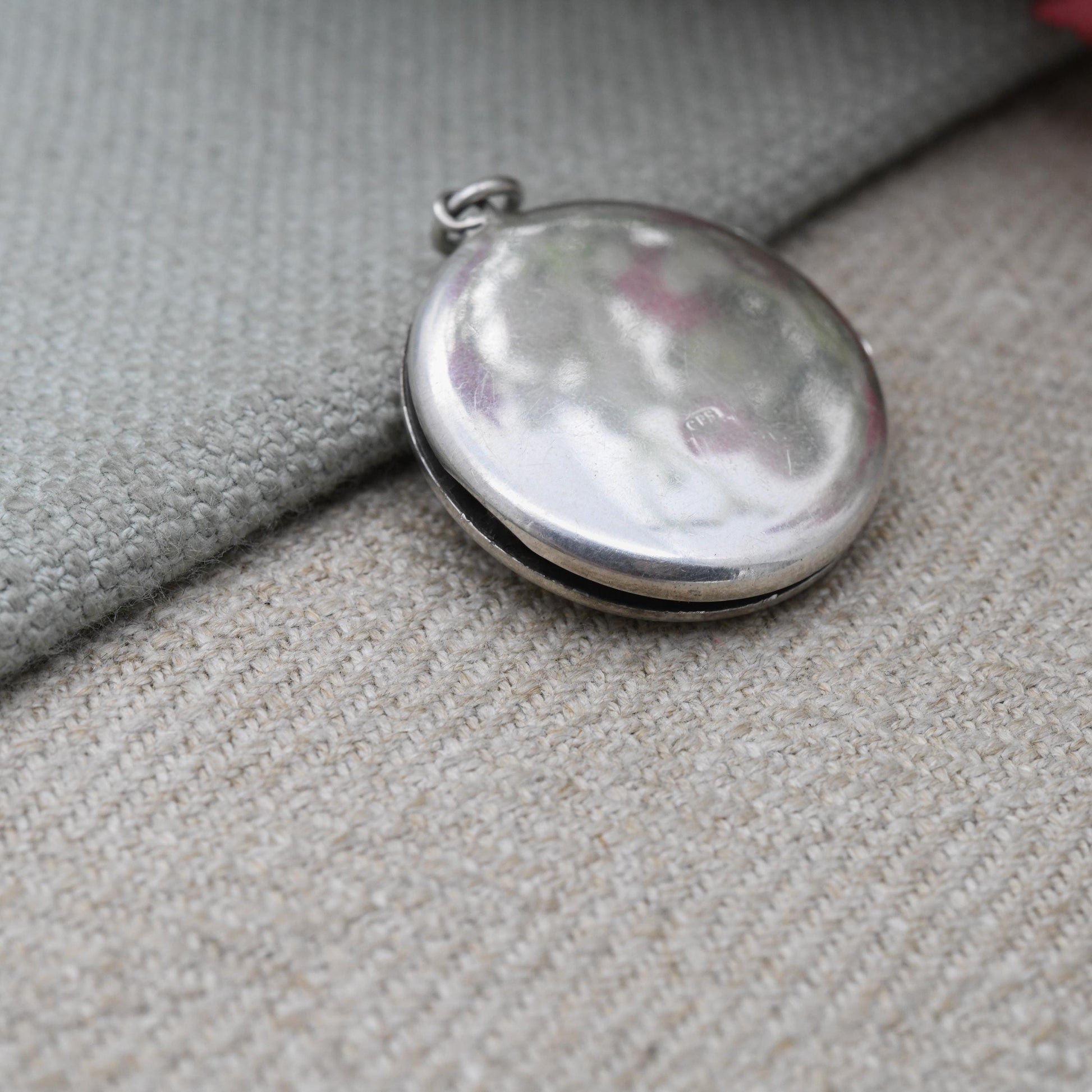 Vintage Sterling Silver Locket Pendant with Flower Engraving - Circle Shape | Scrolling Floral Decoration | Pretty Gift for Her