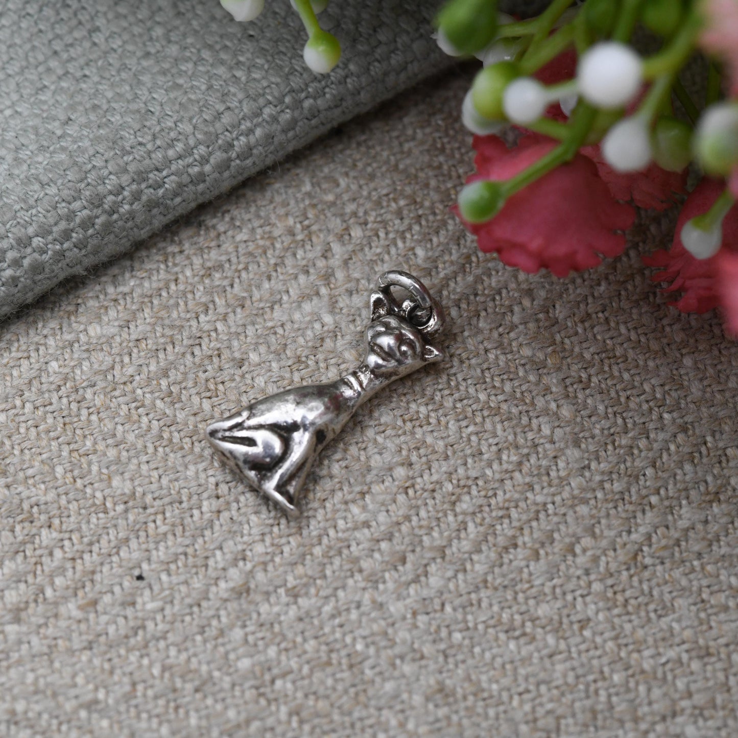 Vintage Sterling Silver Cat Charm Pendant - Novelty Animal Jewellery | Seated Sitting Cat with Ribbon Collar | Gift for Charm Necklace