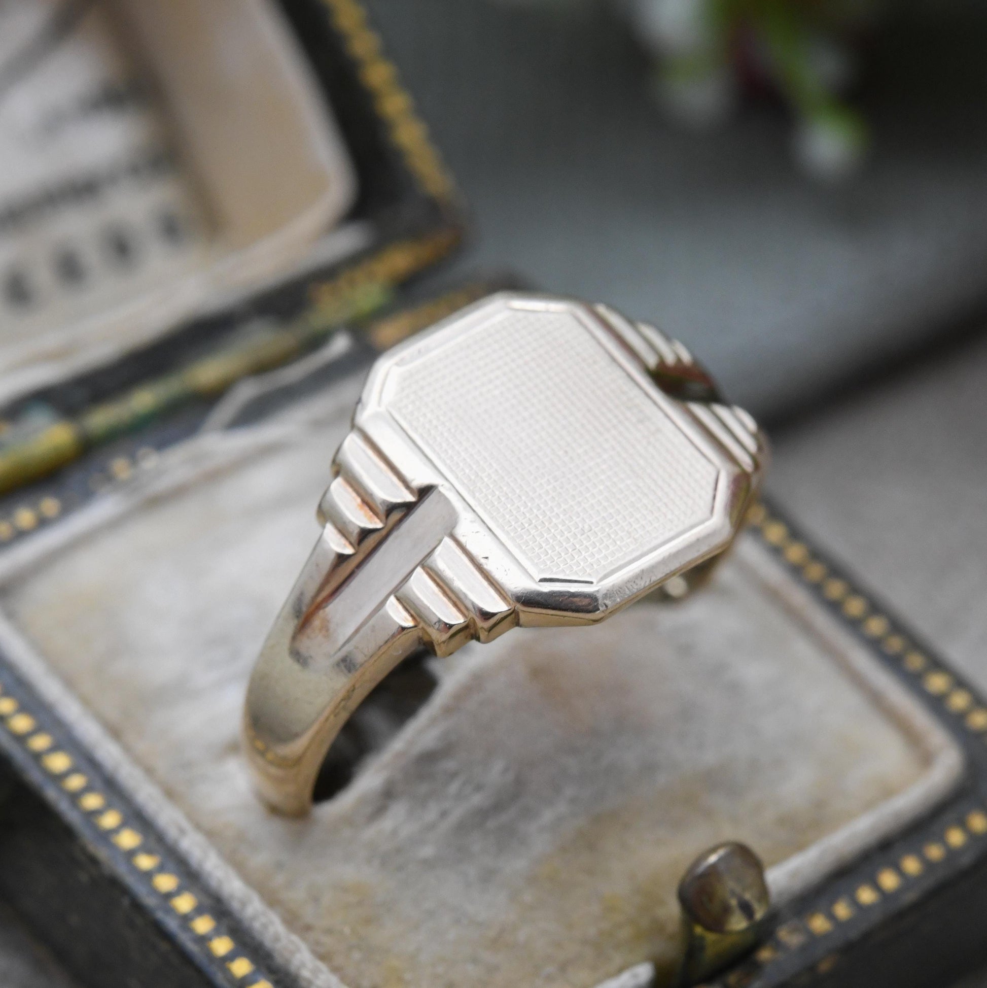 Vintage 9ct Gold Signet Ring 1950s T&B - Textured | Unisex Everyday Solid Gold Jewellery | Gift for Him | UK Size - R 1/2 | US Size - 9 1/4
