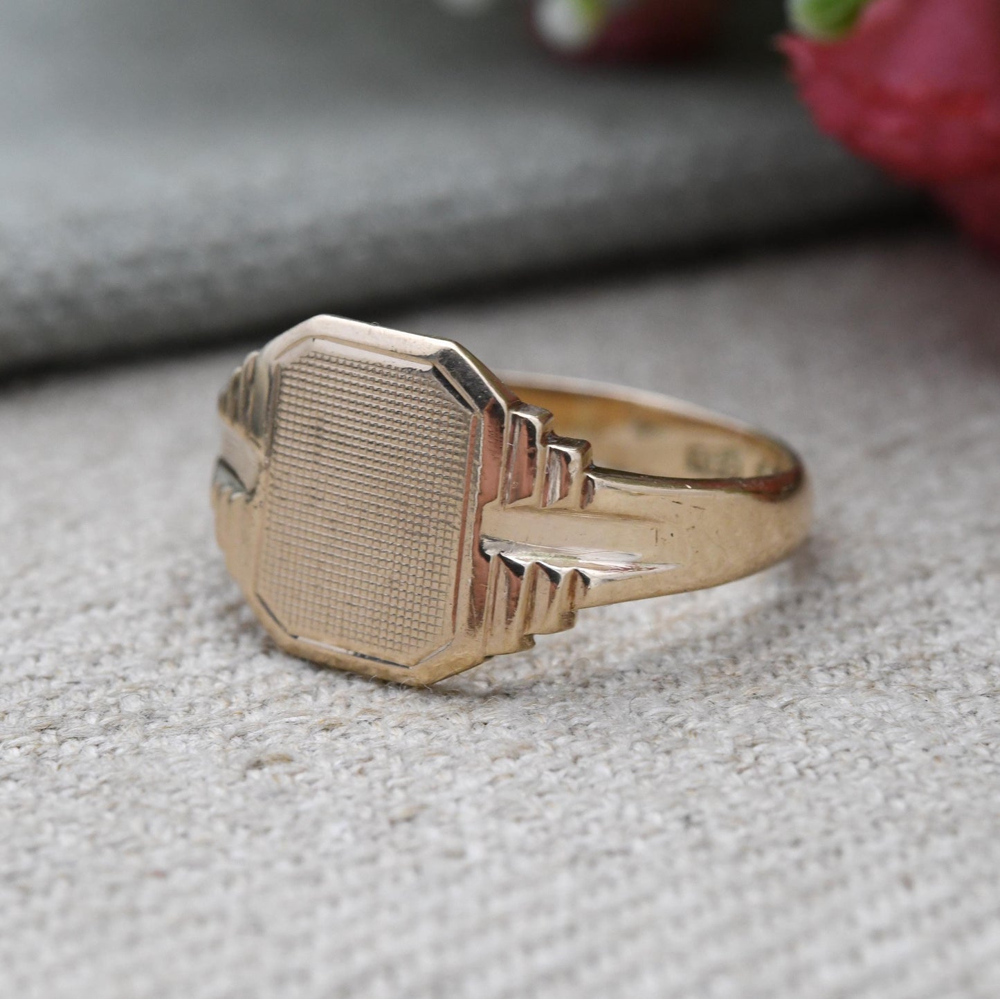 Vintage 9ct Gold Signet Ring 1950s T&B - Textured | Unisex Everyday Solid Gold Jewellery | Gift for Him | UK Size - R 1/2 | US Size - 9 1/4