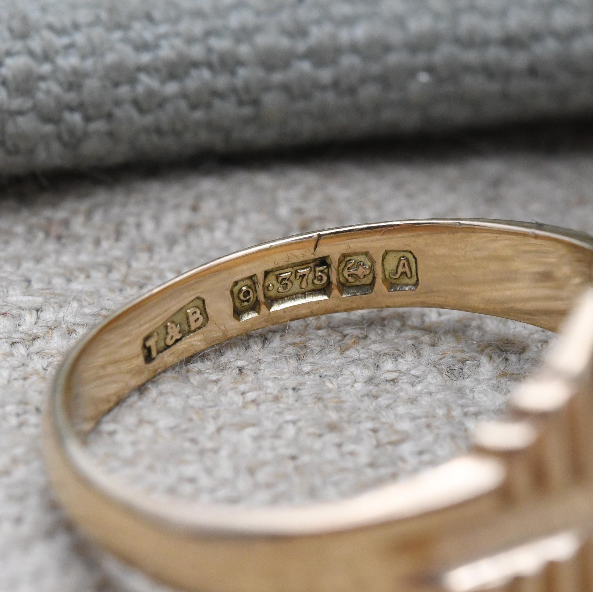 Vintage 9ct Gold Signet Ring 1950s T&B - Textured | Unisex Everyday Solid Gold Jewellery | Gift for Him | UK Size - R 1/2 | US Size - 9 1/4