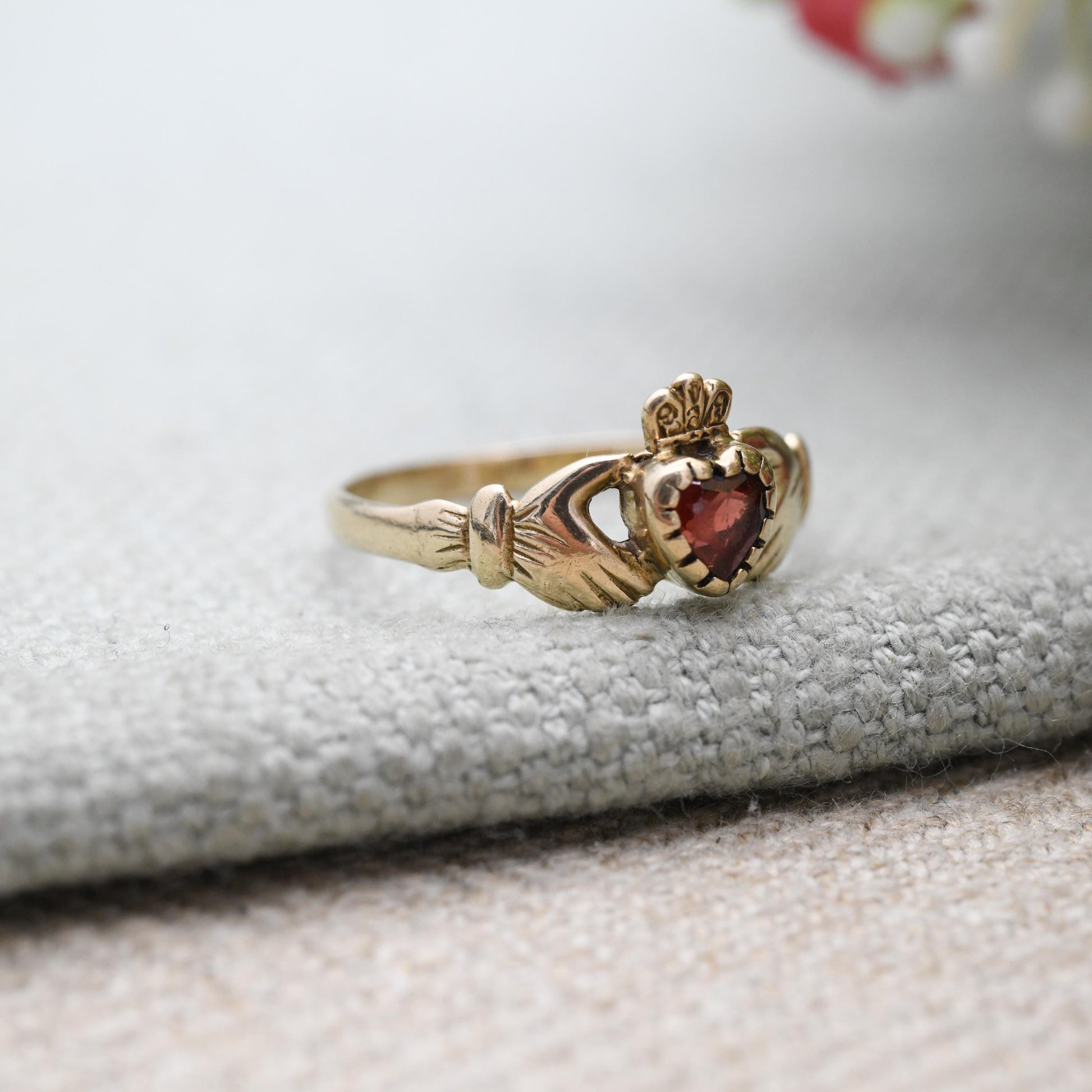 Vintage 9ct Gold Garnet Claddagh Ring - Irish Hands Holding Heart Symbol | Symbol of Love | Friendship | UK Size - N | US Size 6 3/4