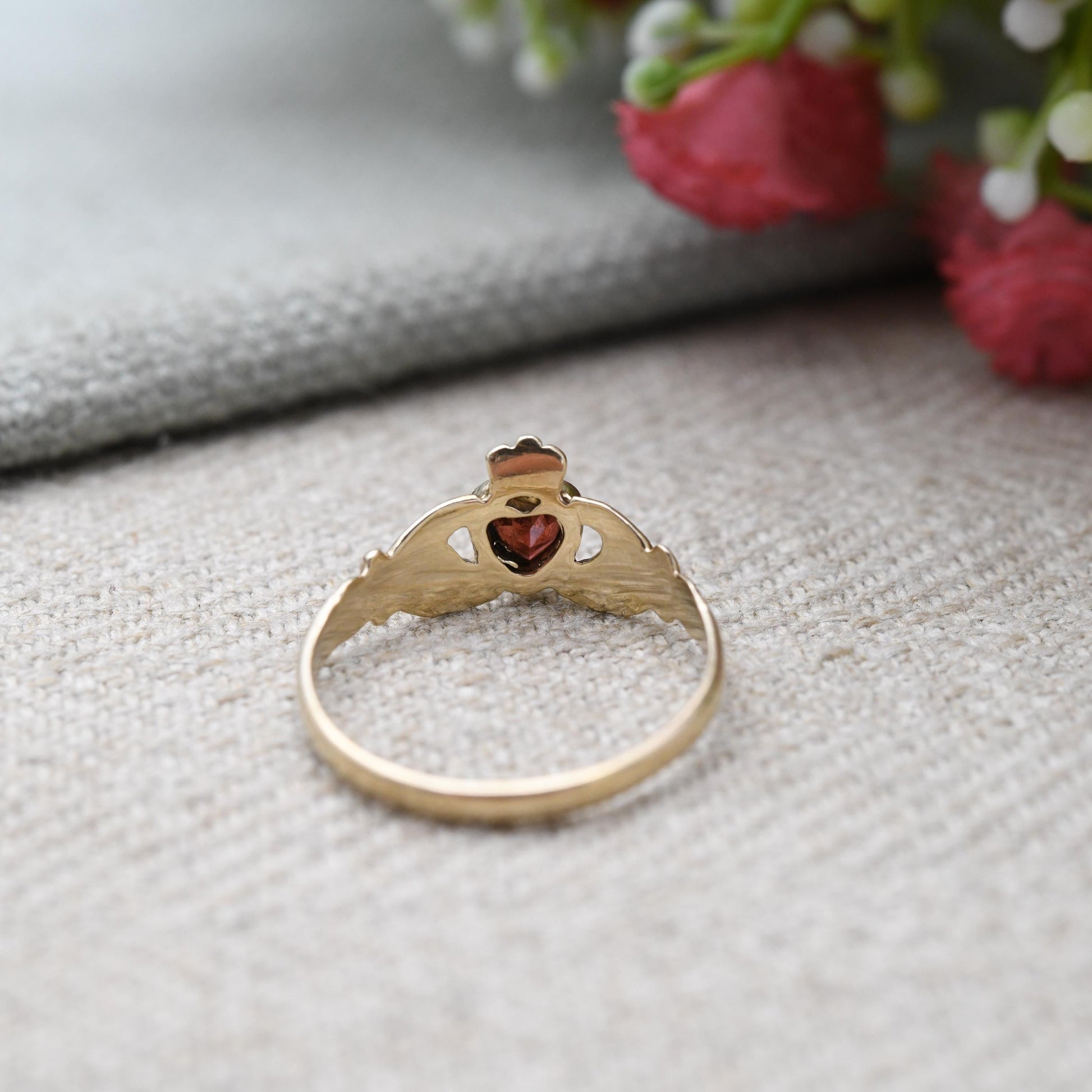 Vintage 9ct Gold Garnet Claddagh Ring - Irish Hands Holding Heart Symbol | Symbol of Love | Friendship | UK Size - N | US Size 6 3/4