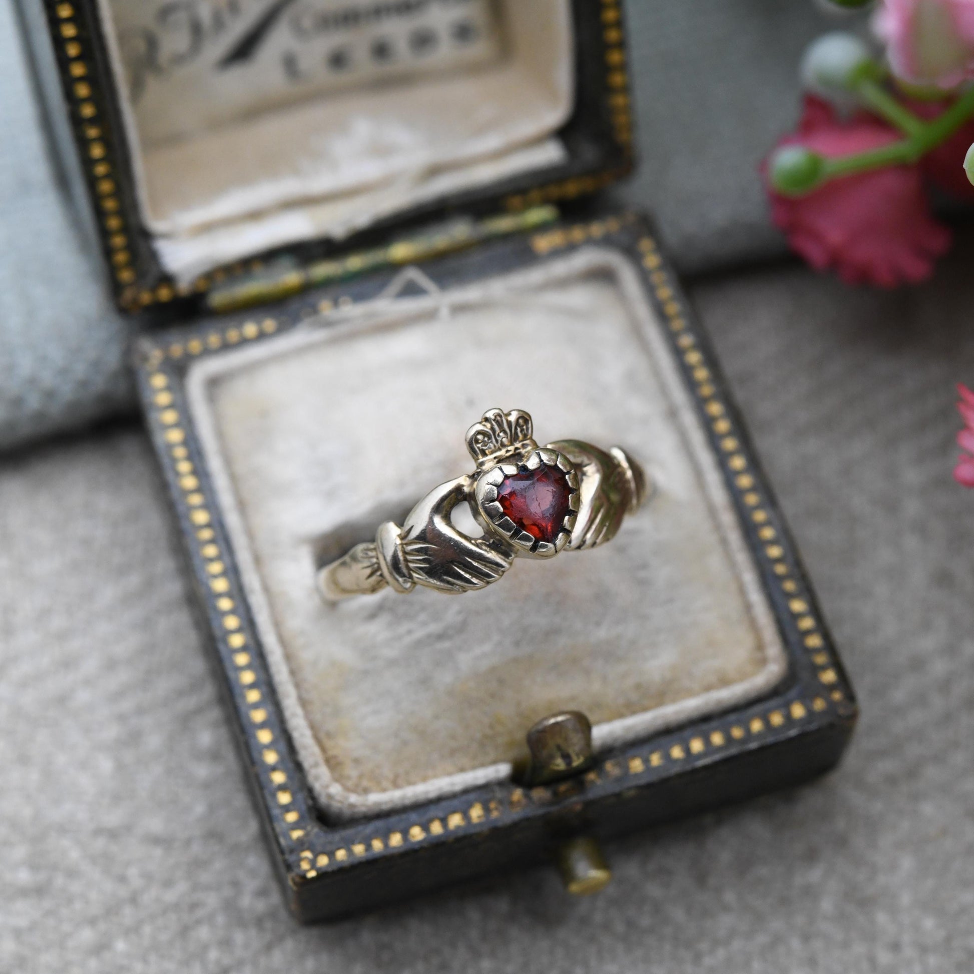 Vintage 9ct Gold Garnet Claddagh Ring - Irish Hands Holding Heart Symbol | Symbol of Love | Friendship | UK Size - N | US Size 6 3/4