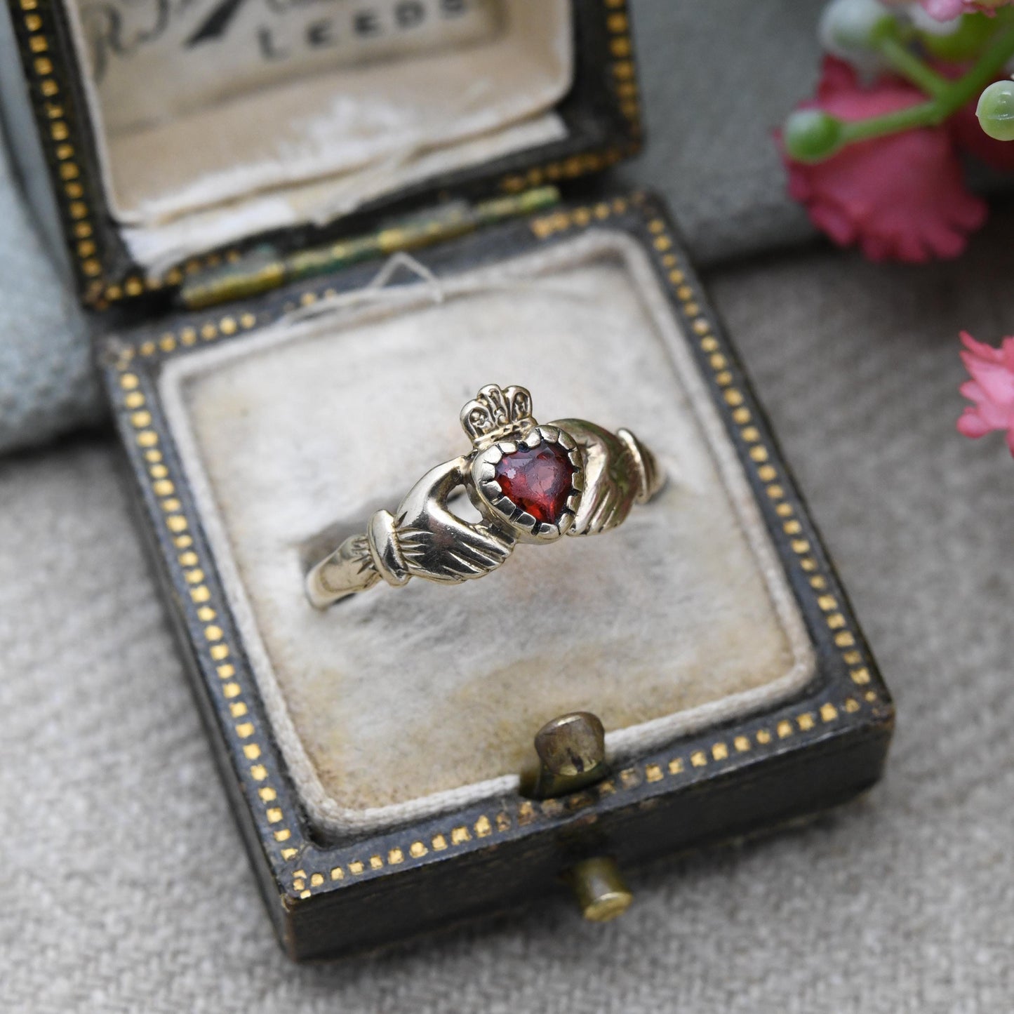 Vintage 9ct Gold Garnet Claddagh Ring - Irish Hands Holding Heart Symbol | Symbol of Love | Friendship | UK Size - N | US Size 6 3/4
