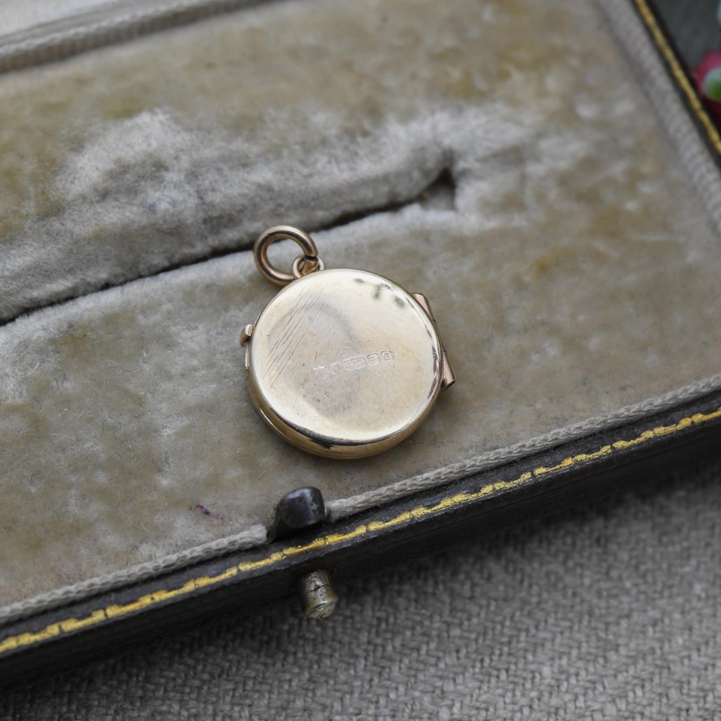 Vintage 9ct Gold Locket Pendant with an Engraved Floral Design - Rounded Locket Necklace | Solid Yellow Gold Jewellery | Gift for Her