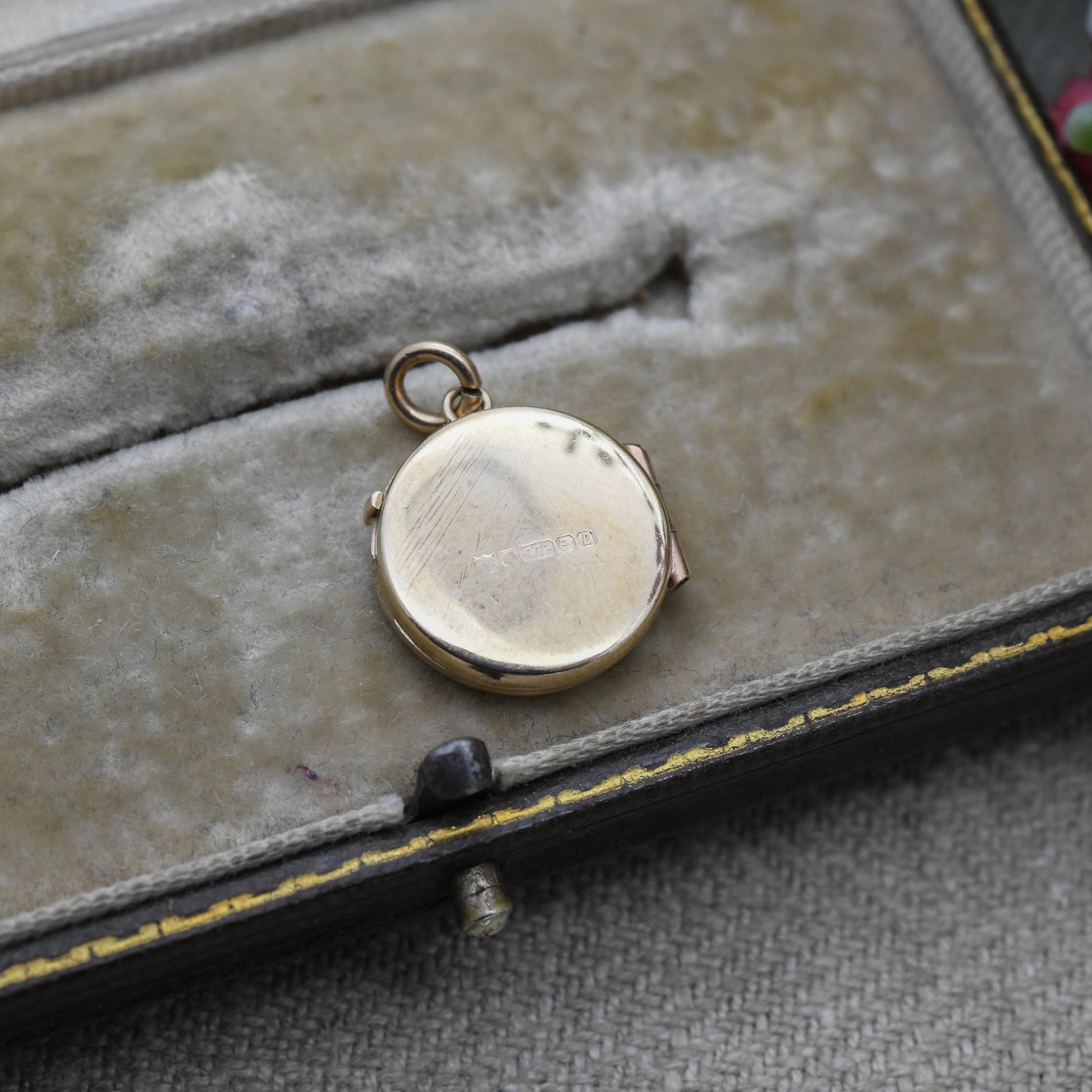 Vintage 9ct Gold Locket Pendant with an Engraved Floral Design - Rounded Locket Necklace | Solid Yellow Gold Jewellery | Gift for Her