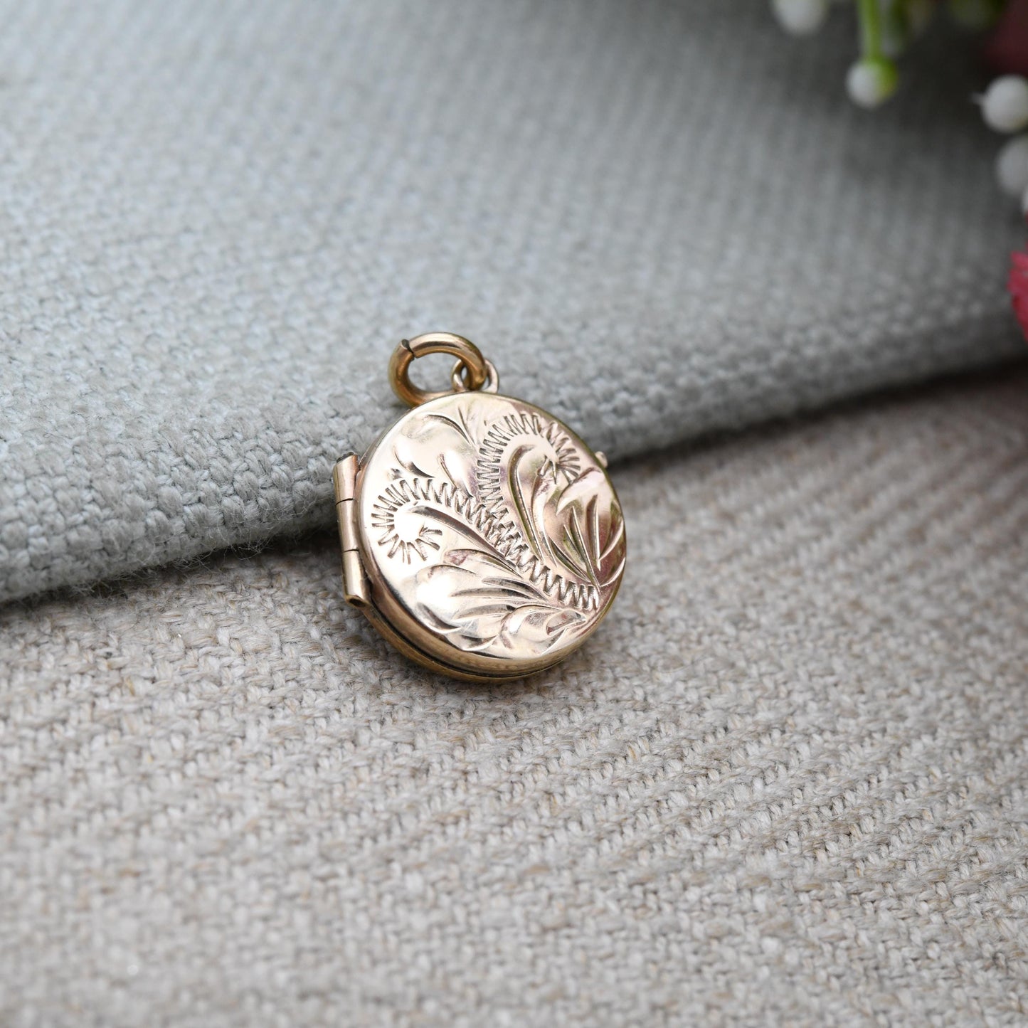 Vintage 9ct Gold Locket Pendant with an Engraved Floral Design - Rounded Locket Necklace | Solid Yellow Gold Jewellery | Gift for Her