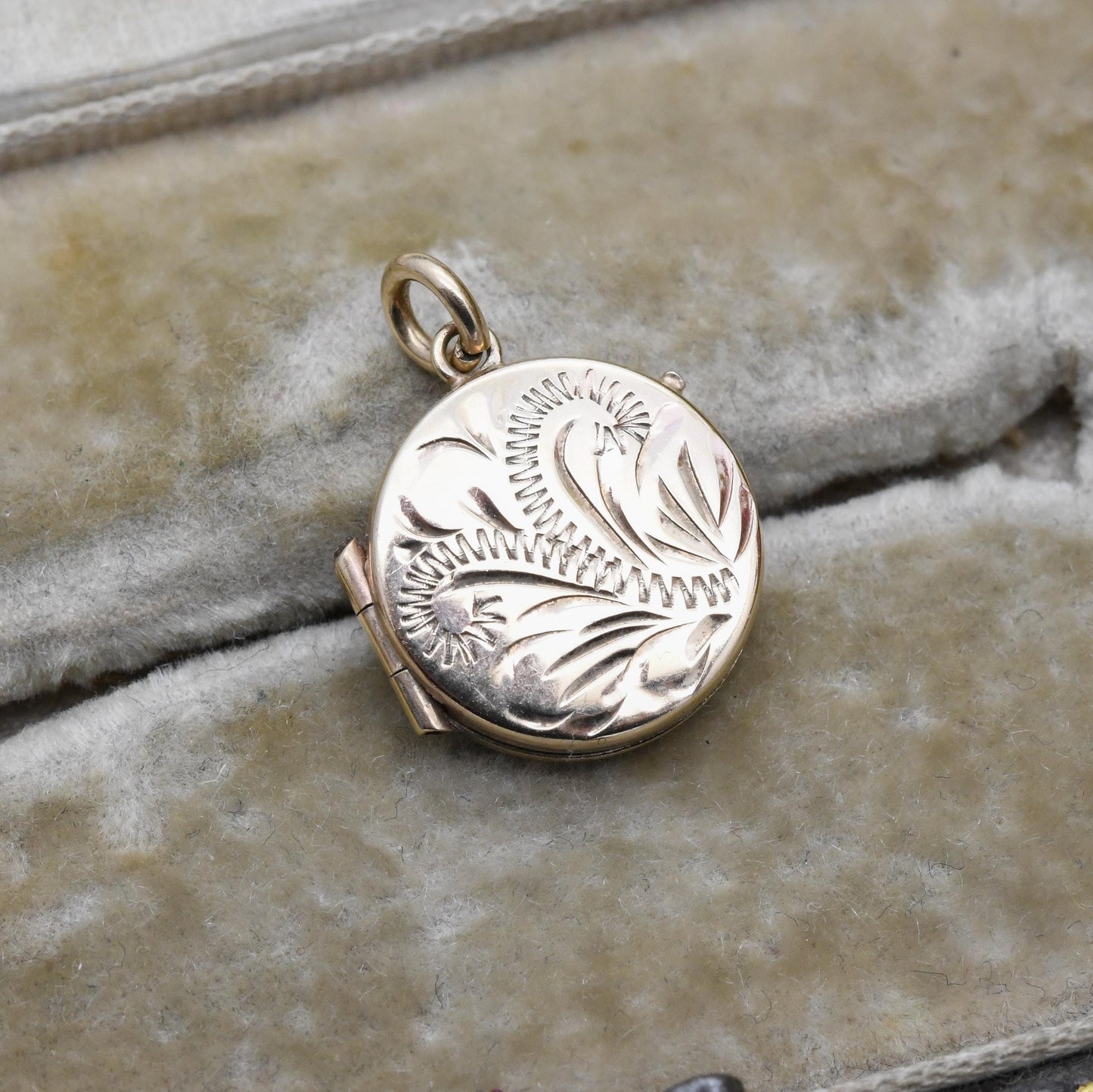 Vintage 9ct Gold Locket Pendant with an Engraved Floral Design - Rounded Locket Necklace | Solid Yellow Gold Jewellery | Gift for Her