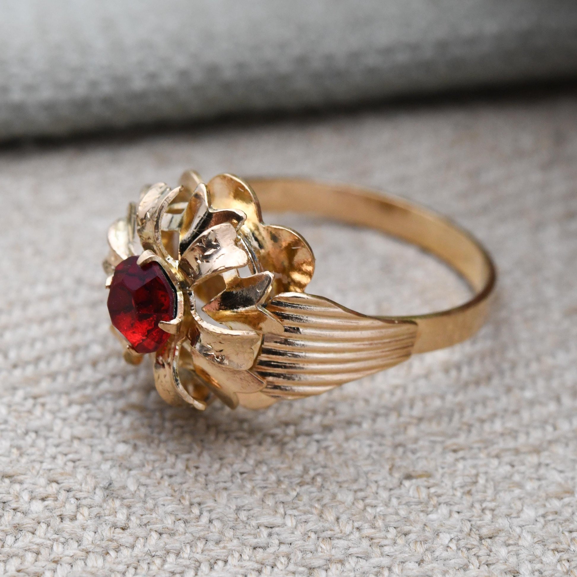 Vintage Italian 18ct Gold Paste Flower Ring c. 1960s Mid-Century Statement Jewellery | UK Size P 1/2 | US Size 8