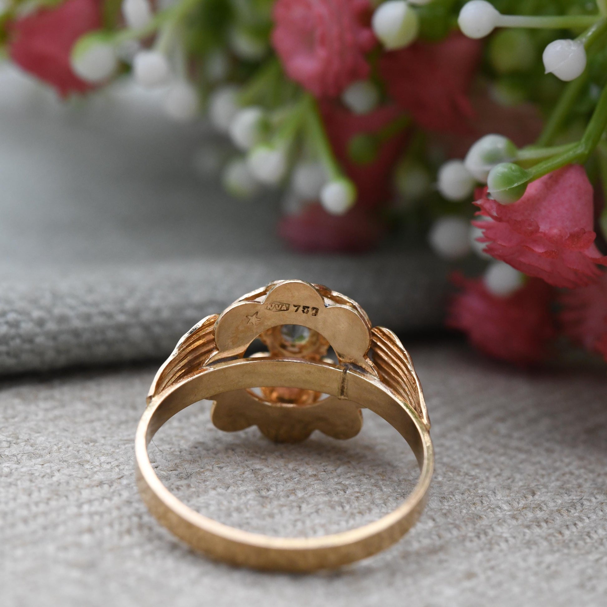 Vintage Italian 18ct Gold Paste Flower Ring c. 1960s Mid-Century Statement Jewellery | UK Size Q | US Size 8 1/2