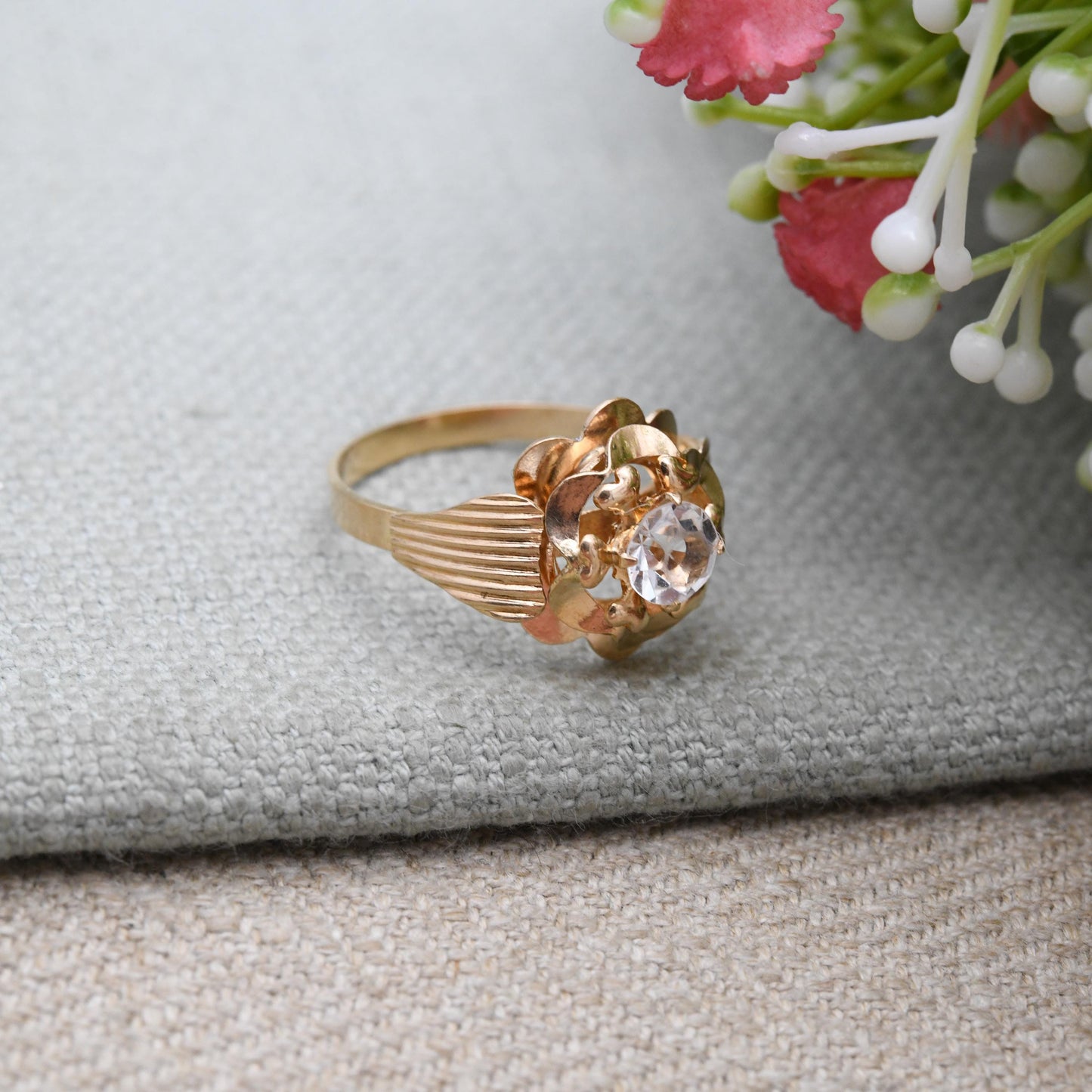 Vintage Italian 18ct Gold Paste Flower Ring c. 1960s Mid-Century Statement Jewellery | UK Size Q | US Size 8 1/2