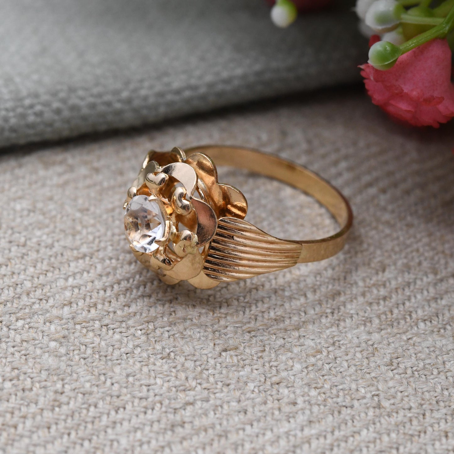 Vintage Italian 18ct Gold Paste Flower Ring c. 1960s Mid-Century Statement Jewellery | UK Size Q | US Size 8 1/2