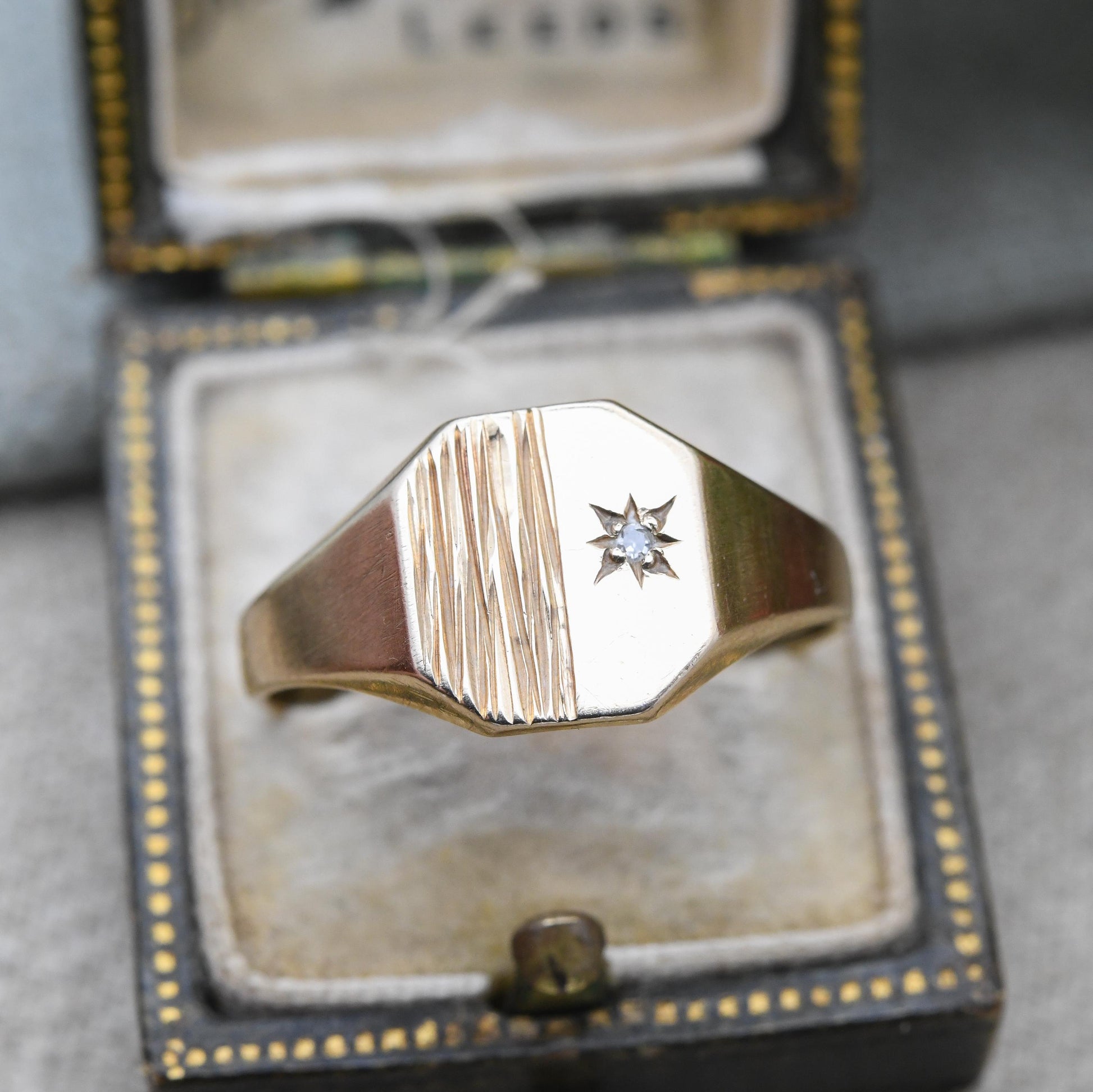 Vintage 9ct Gold Diamond Signet Ring 1985 - Solid Yellow Gold Starburst Textured Gift for Him Ring Men | UK Size - V 1/2 US | Size - 10 3/4