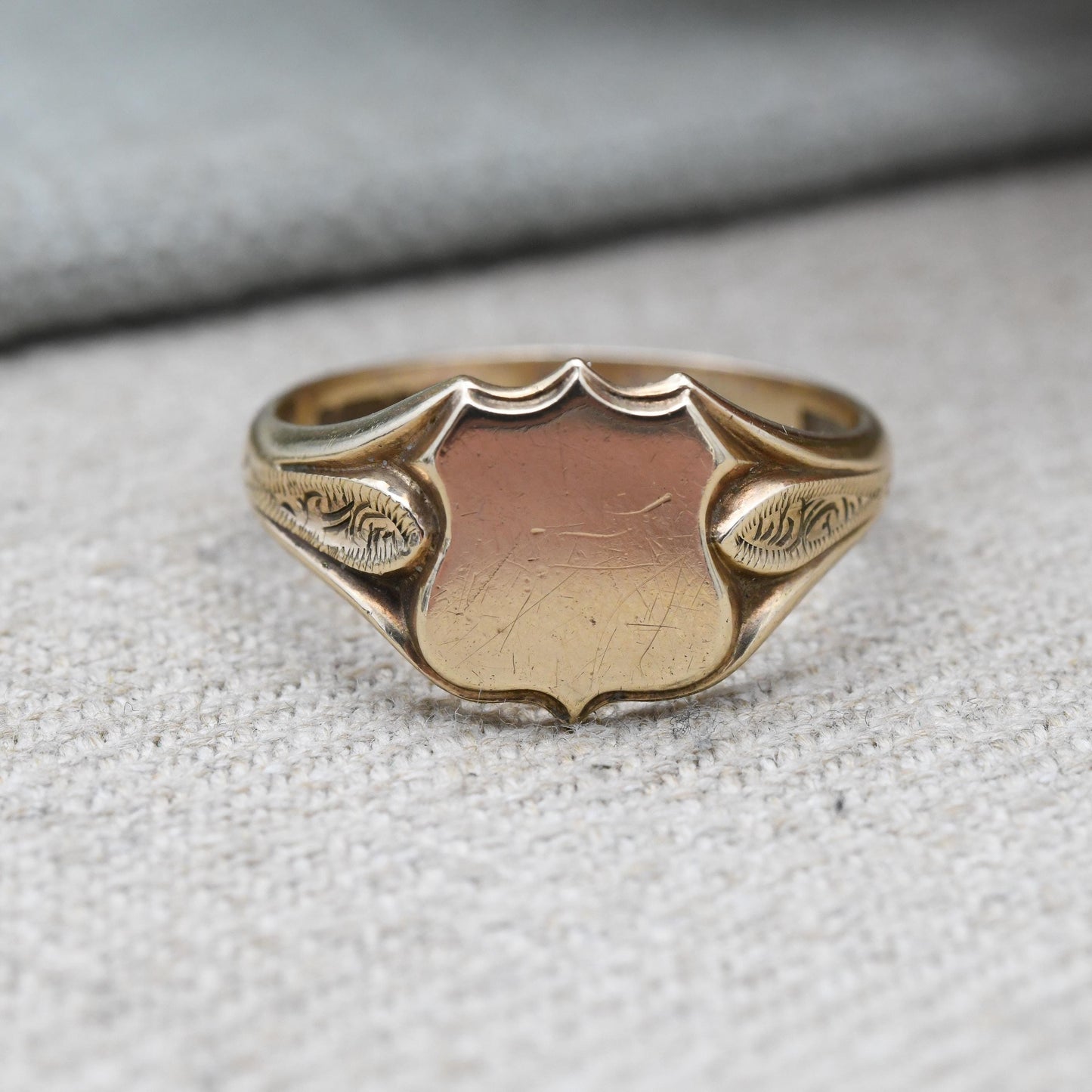 Vintage 9ct Gold Signet Ring 1959 - Shield Shaped Signet | Mid-Century Scrolling Shoulders | Gift for Him | UK Size - W 1/2 US Size - 11 1/4