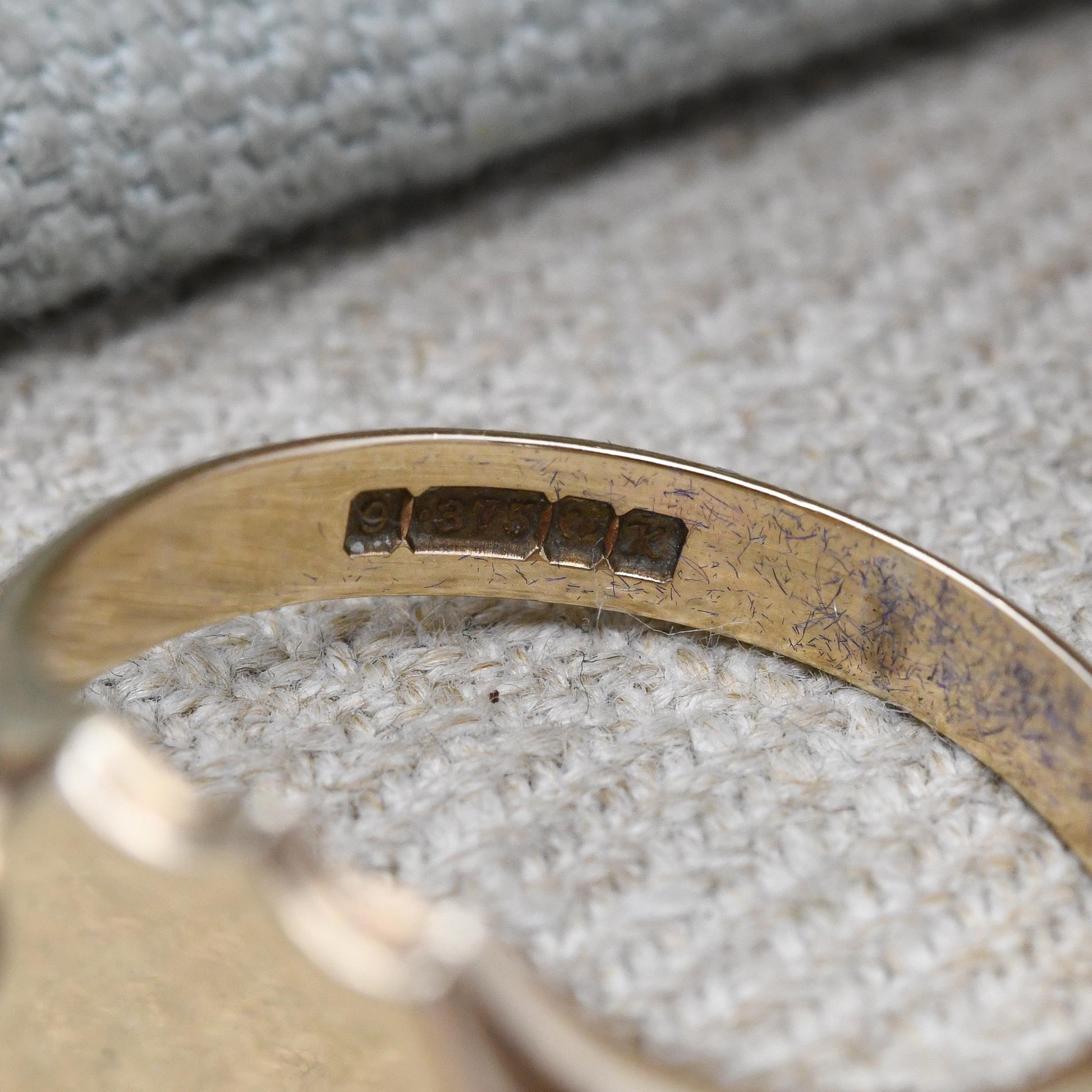 Vintage 9ct Gold Signet Ring 1959 - Shield Shaped Signet | Mid-Century Scrolling Shoulders | Gift for Him | UK Size - W 1/2 US Size - 11 1/4