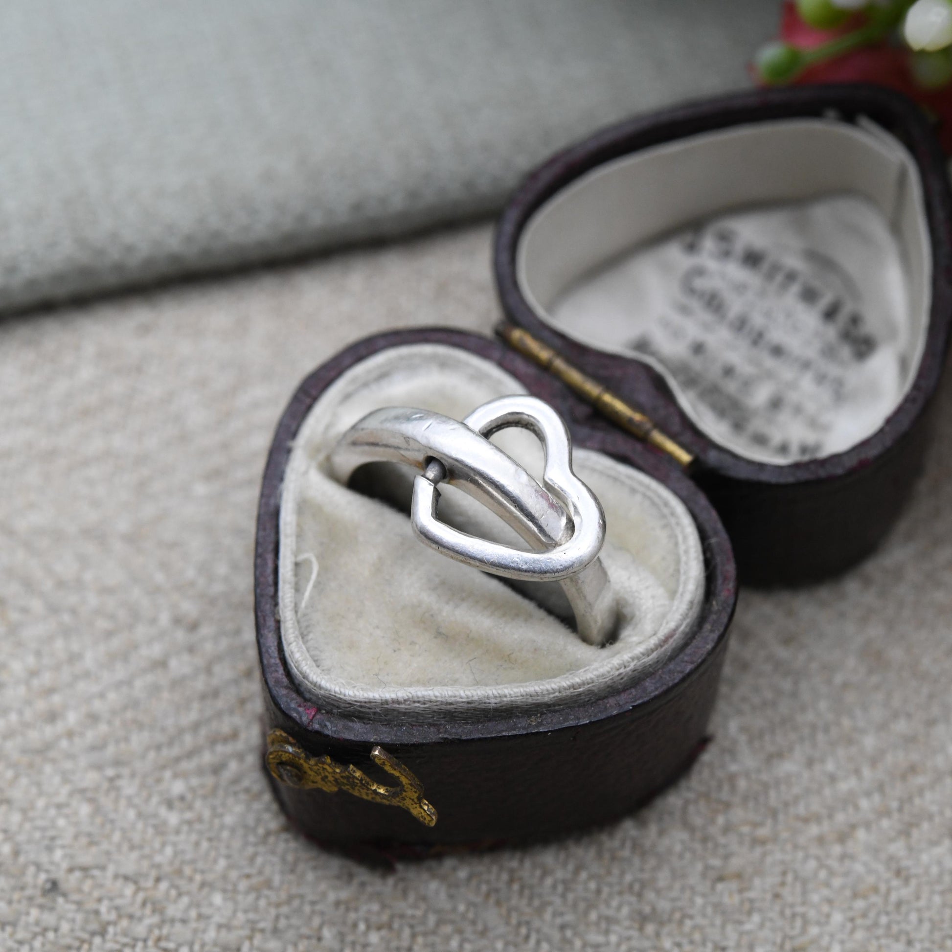 Chunky Sterling Silver Moving Heart Ring - Contemporary Everyday Romantic Silver Gift for Her | UK Size - J 1/2 | US Size - 5