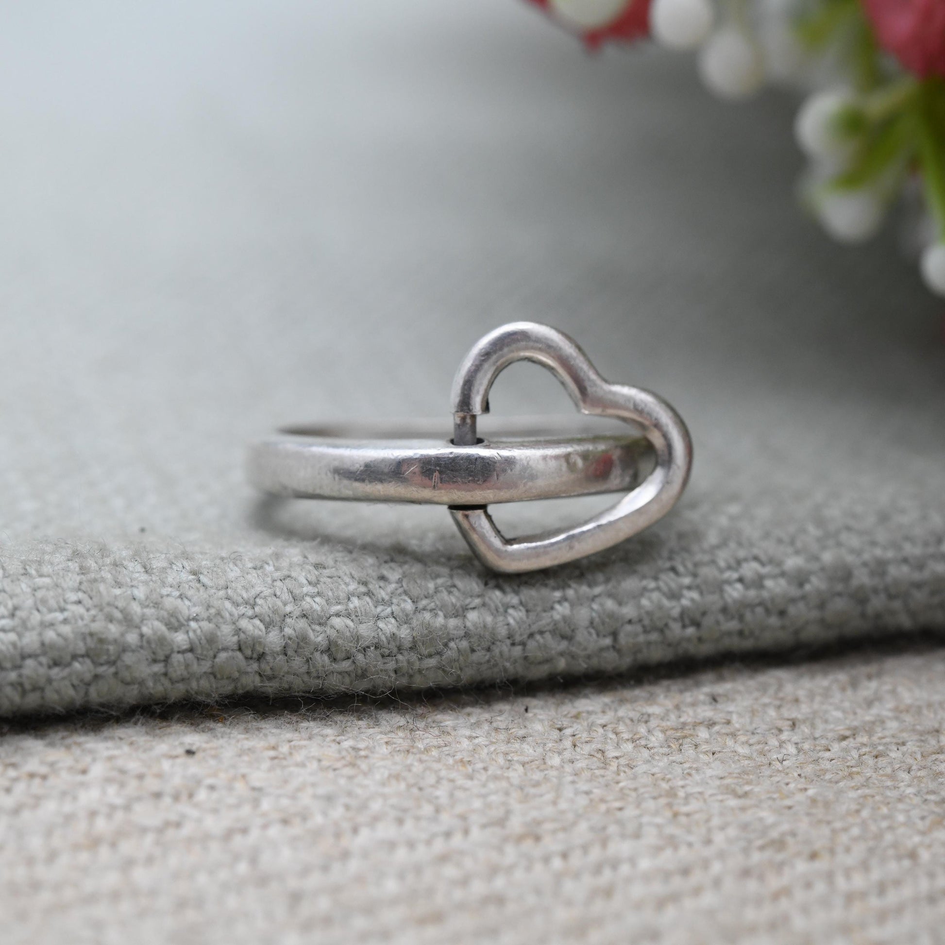 Chunky Sterling Silver Moving Heart Ring - Contemporary Everyday Romantic Silver Gift for Her | UK Size - J 1/2 | US Size - 5
