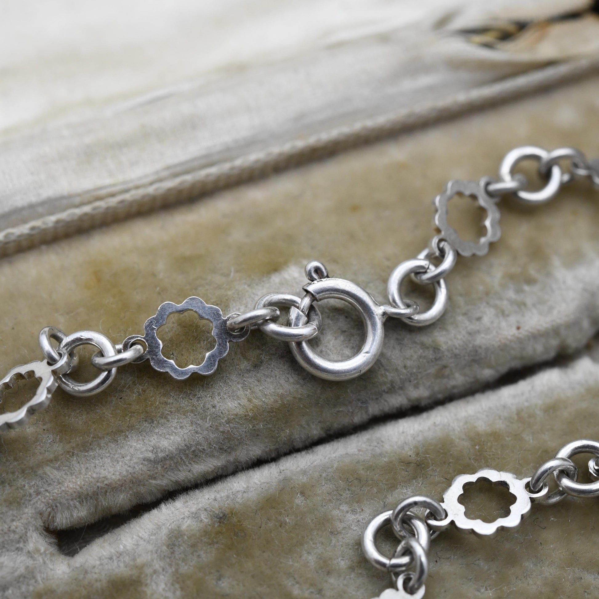 Vintage Silver Chain Bracelet - Rounded and Floral Curb Links | Charm Bracelet