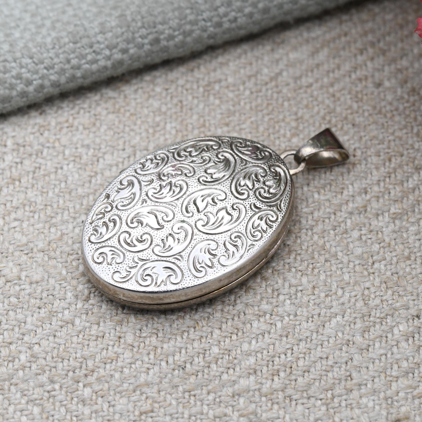 Vintage Sterling Silver Scrolling Locket Pendant - Oval Shape Opening Locket with Engraved and Textured Design | Gift for Pendant Necklace