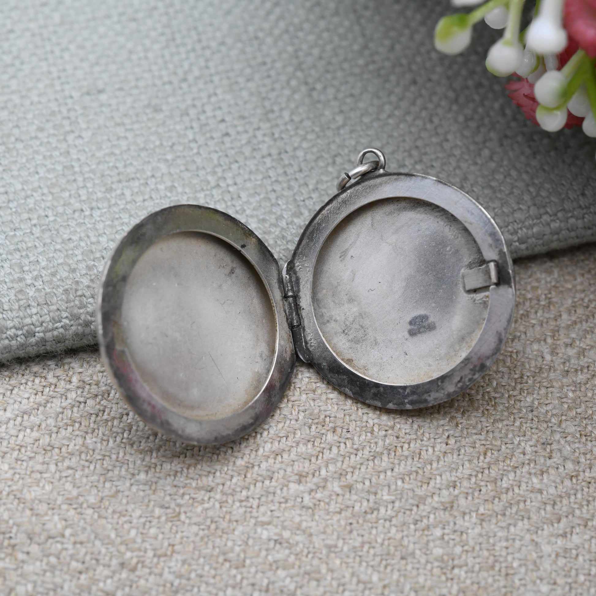Vintage Sterling Silver Locket Pendant with Flower Engraving - Circle Shape | Scrolling Floral Decoration | Pretty Gift for Her