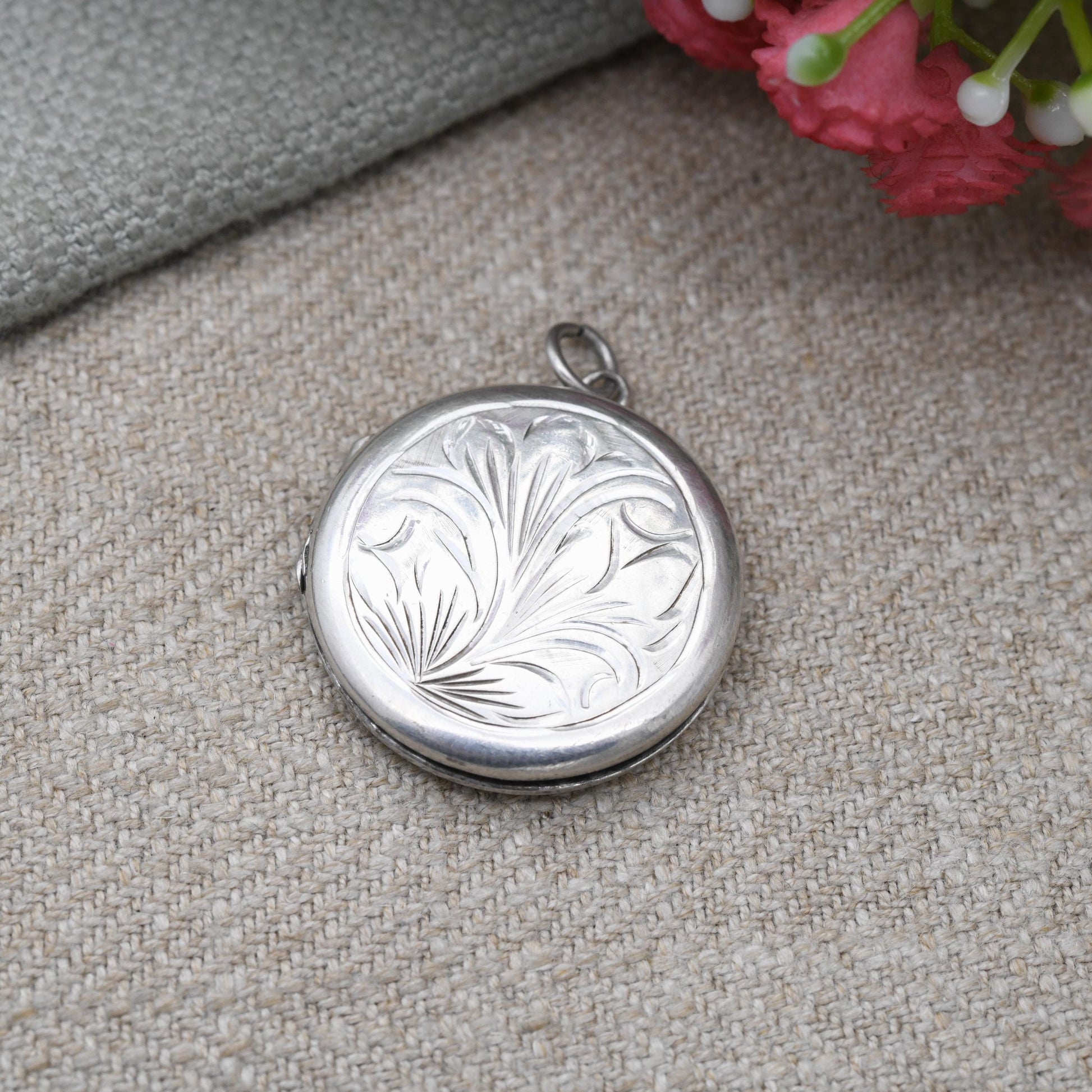 Vintage Sterling Silver Locket Pendant with Flower Engraving - Circle Shape | Scrolling Floral Decoration | Pretty Gift for Her