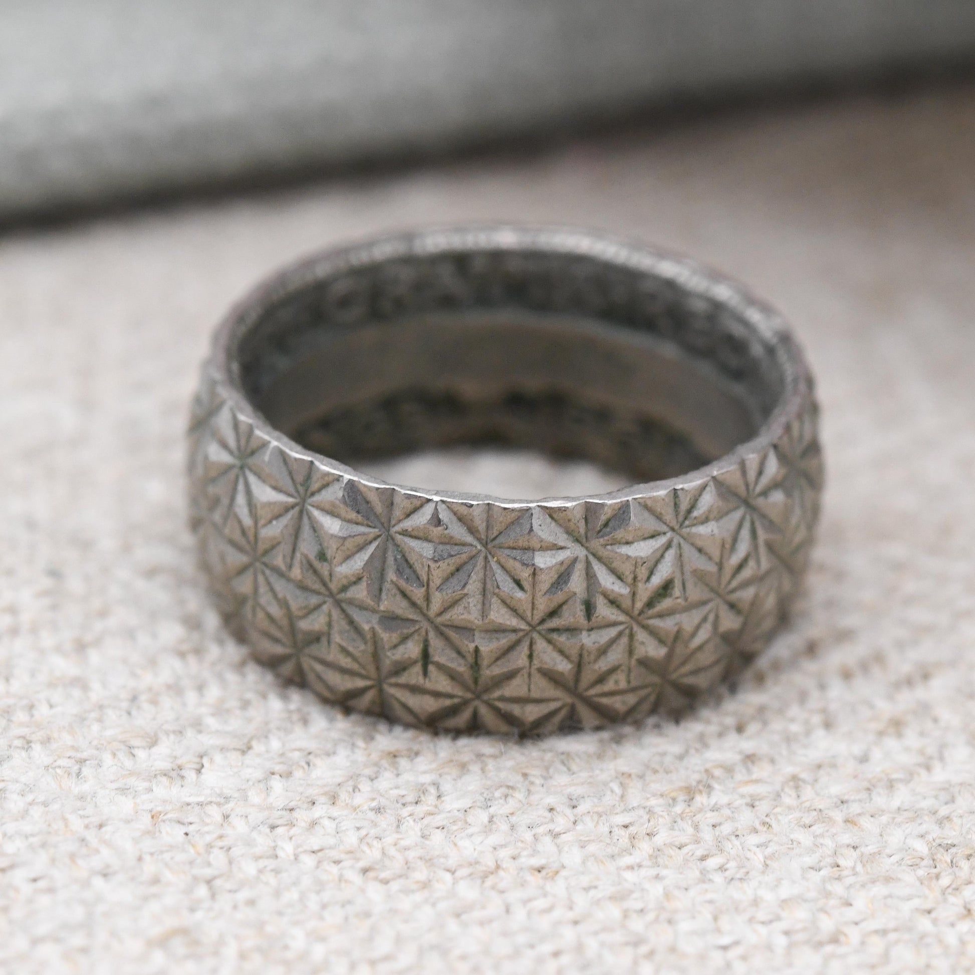Vintage 1961 Coin Band Ring Two Shillings - Unusual Diamond Cut Star Pattern Band | Hidden Secret Words | UK Size - K 1/2 | US Size - 5 1/2
