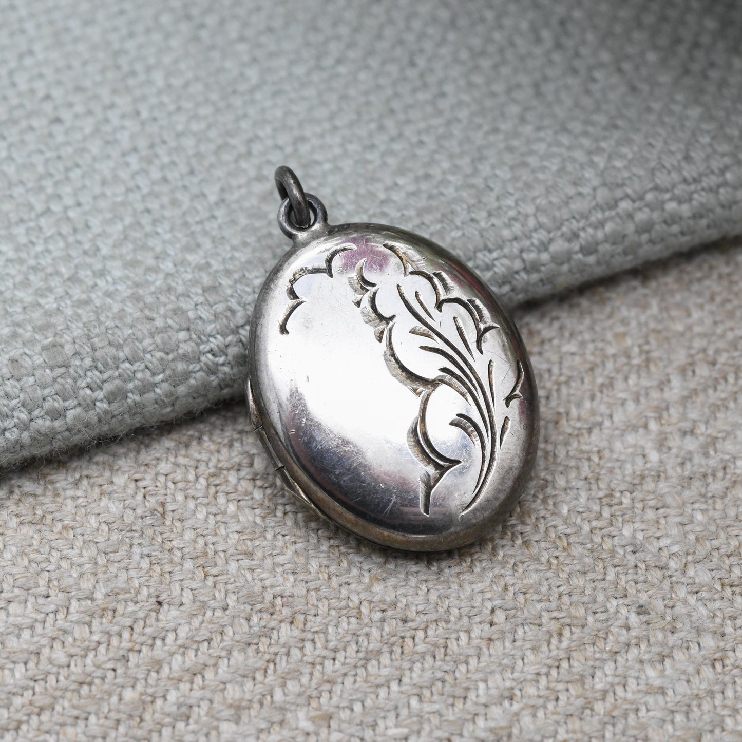 Vintage Sterling Silver Floral Locket Pendant - Small Oval Shape Locket | Pretty Gift for Her | Charm Necklace Stack