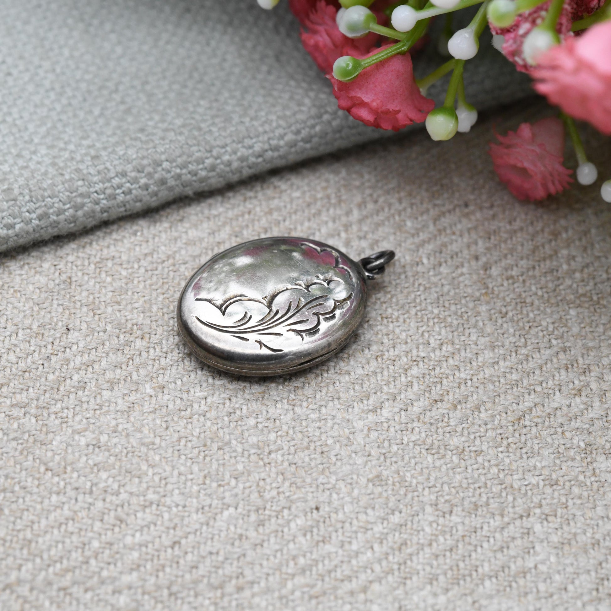 Vintage Sterling Silver Floral Locket Pendant - Small Oval Shape Locket | Pretty Gift for Her | Charm Necklace Stack