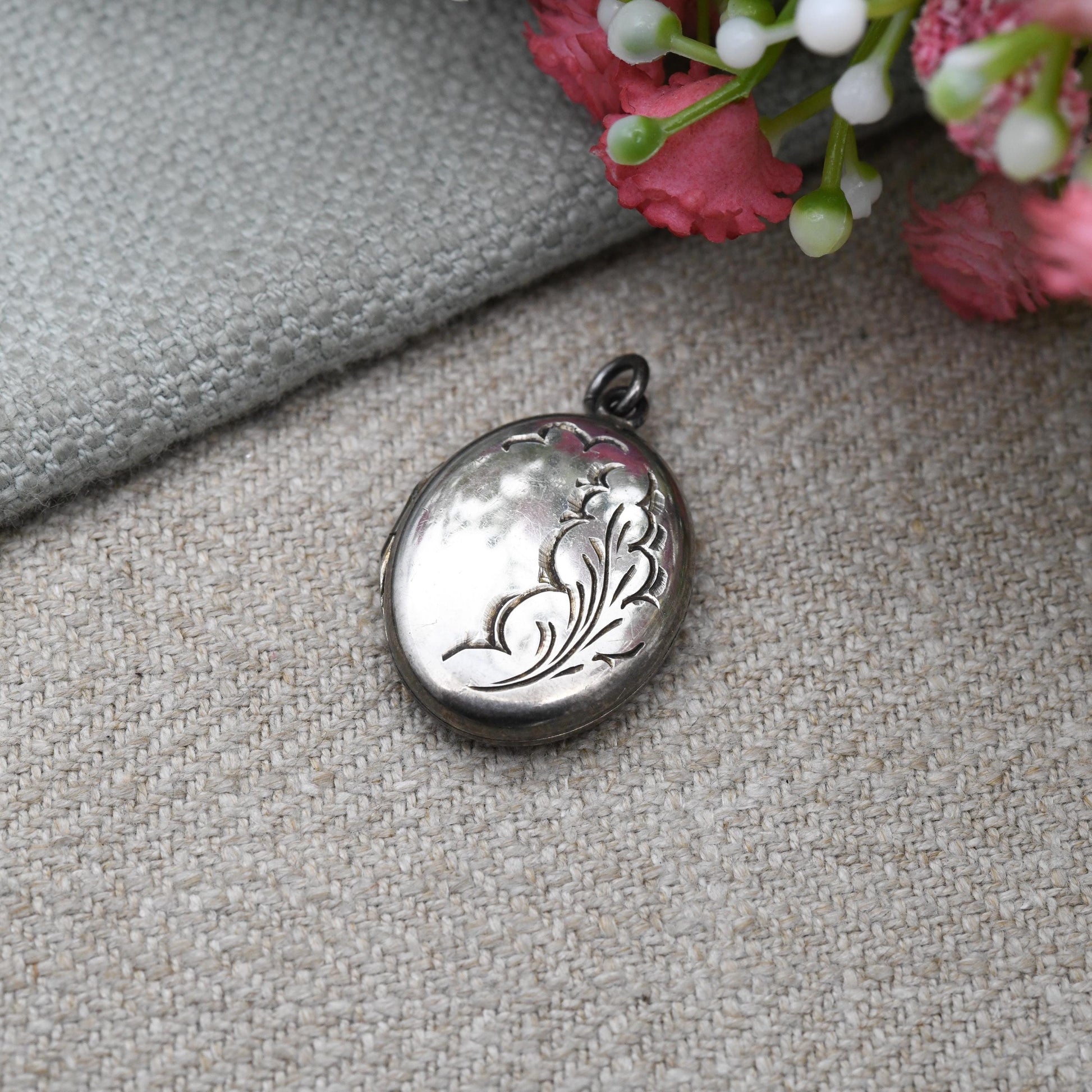 Vintage Sterling Silver Floral Locket Pendant - Small Oval Shape Locket | Pretty Gift for Her | Charm Necklace Stack