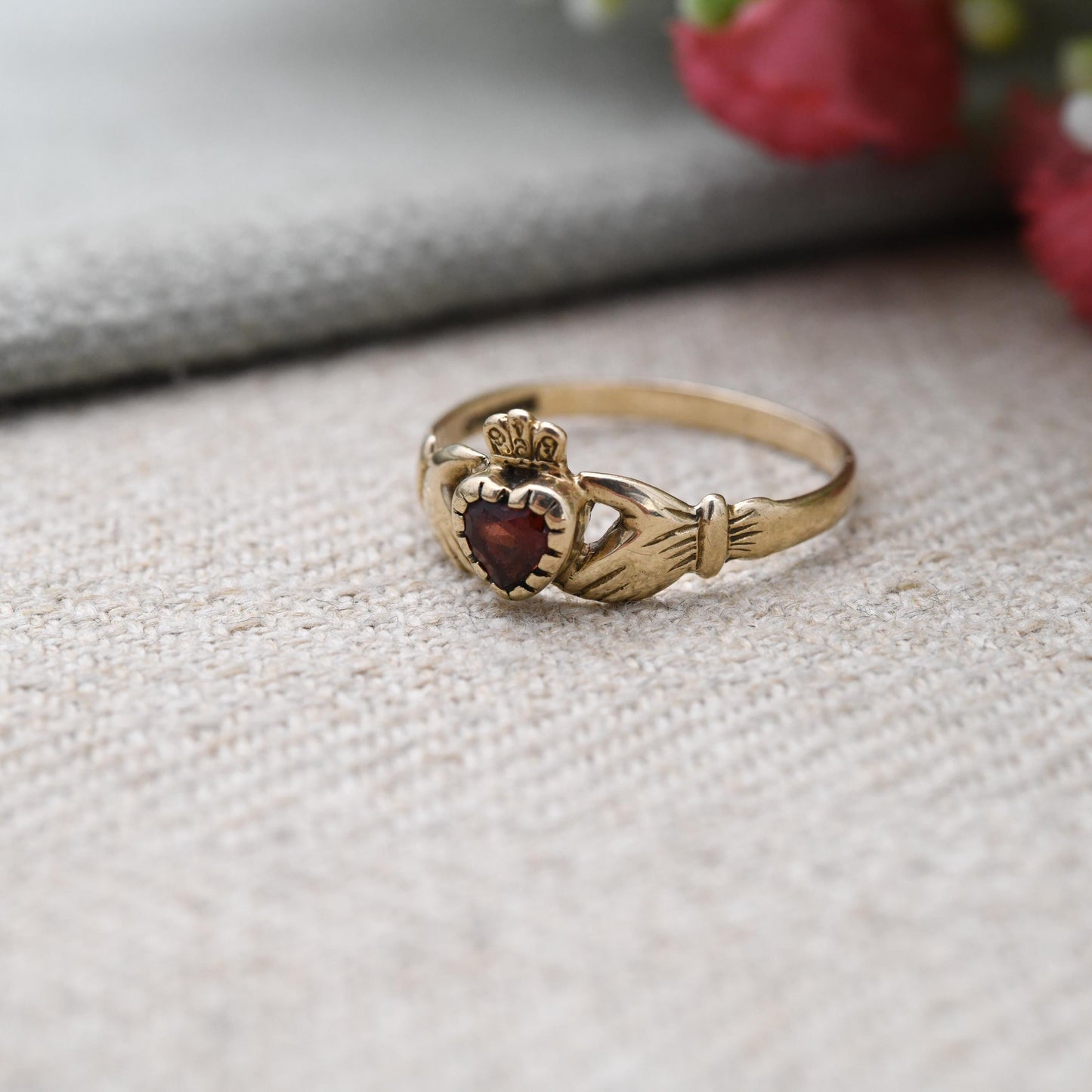 Vintage 9ct Gold Garnet Claddagh Ring - Irish Hands Holding Heart Symbol | Symbol of Love | Friendship | UK Size - N | US Size 6 3/4