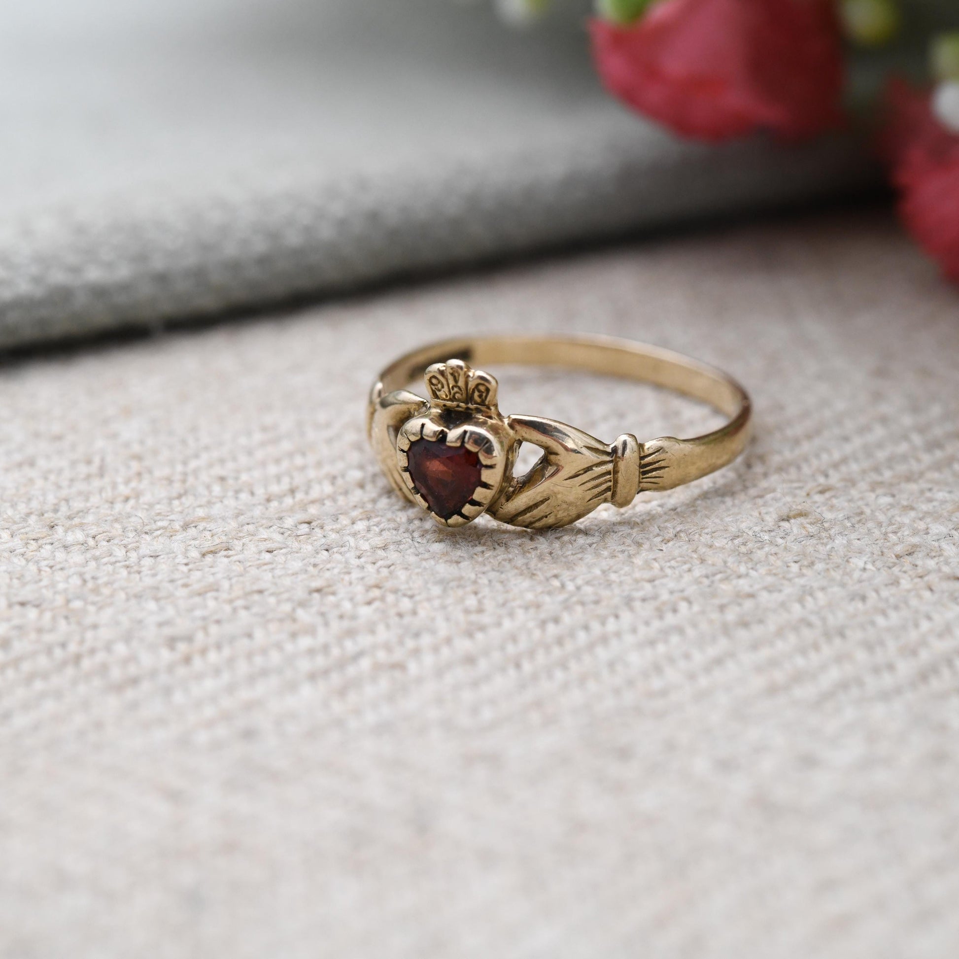 Vintage 9ct Gold Garnet Claddagh Ring - Irish Hands Holding Heart Symbol | Symbol of Love | Friendship | UK Size - N | US Size 6 3/4