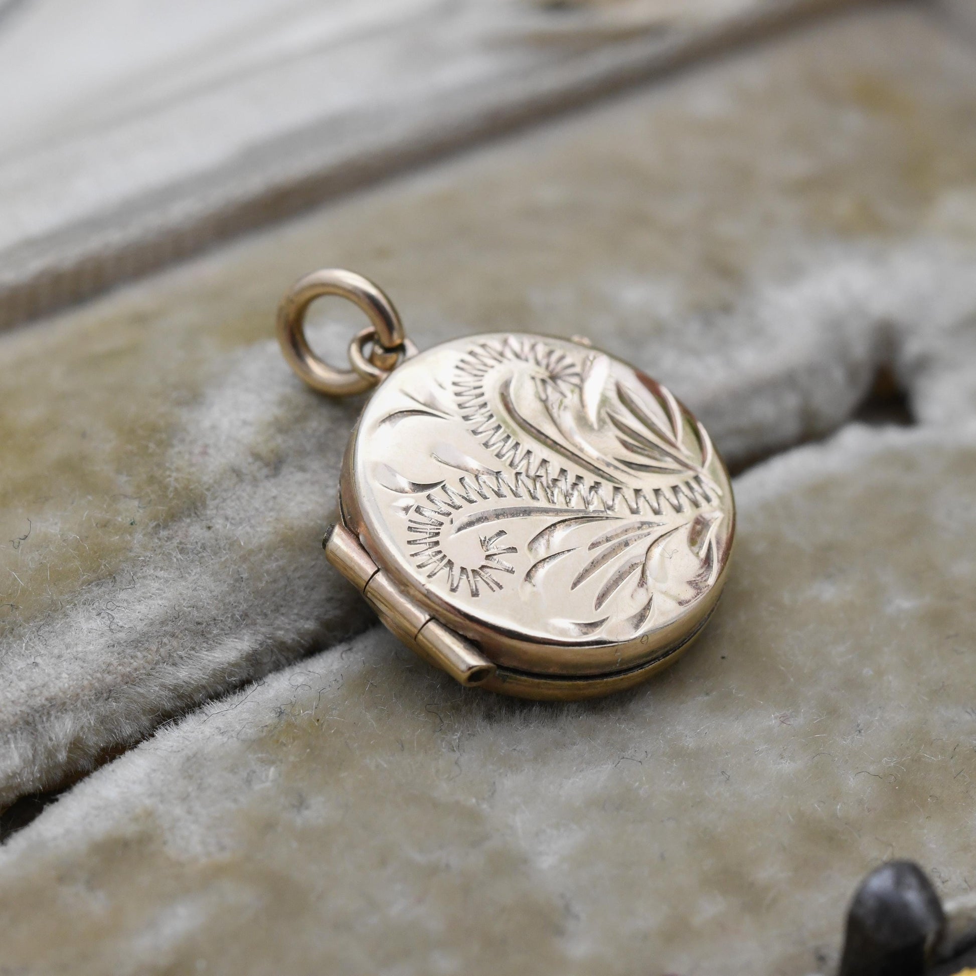 Vintage 9ct Gold Locket Pendant with an Engraved Floral Design - Rounded Locket Necklace | Solid Yellow Gold Jewellery | Gift for Her