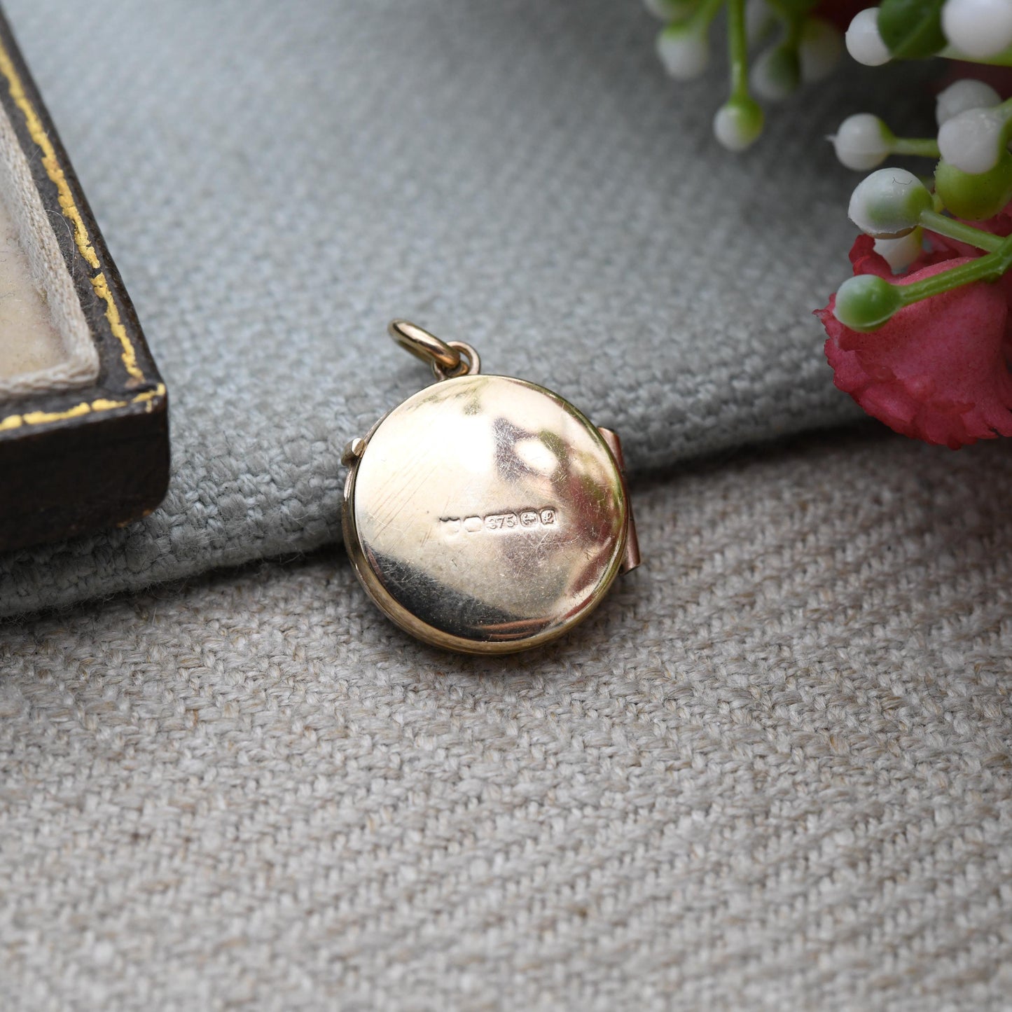 Vintage 9ct Gold Locket Pendant with an Engraved Floral Design - Rounded Locket Necklace | Solid Yellow Gold Jewellery | Gift for Her