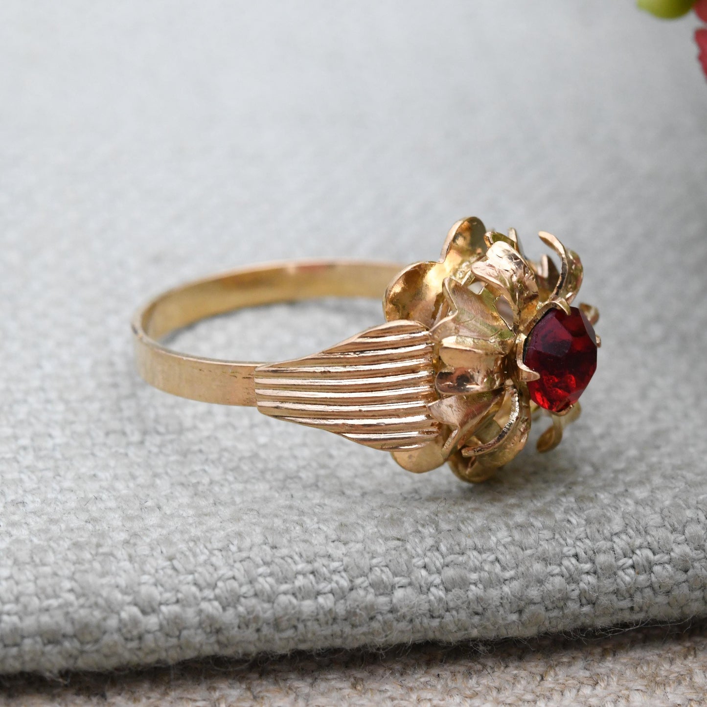 Vintage Italian 18ct Gold Paste Flower Ring c. 1960s Mid-Century Statement Jewellery | UK Size P 1/2 | US Size 8