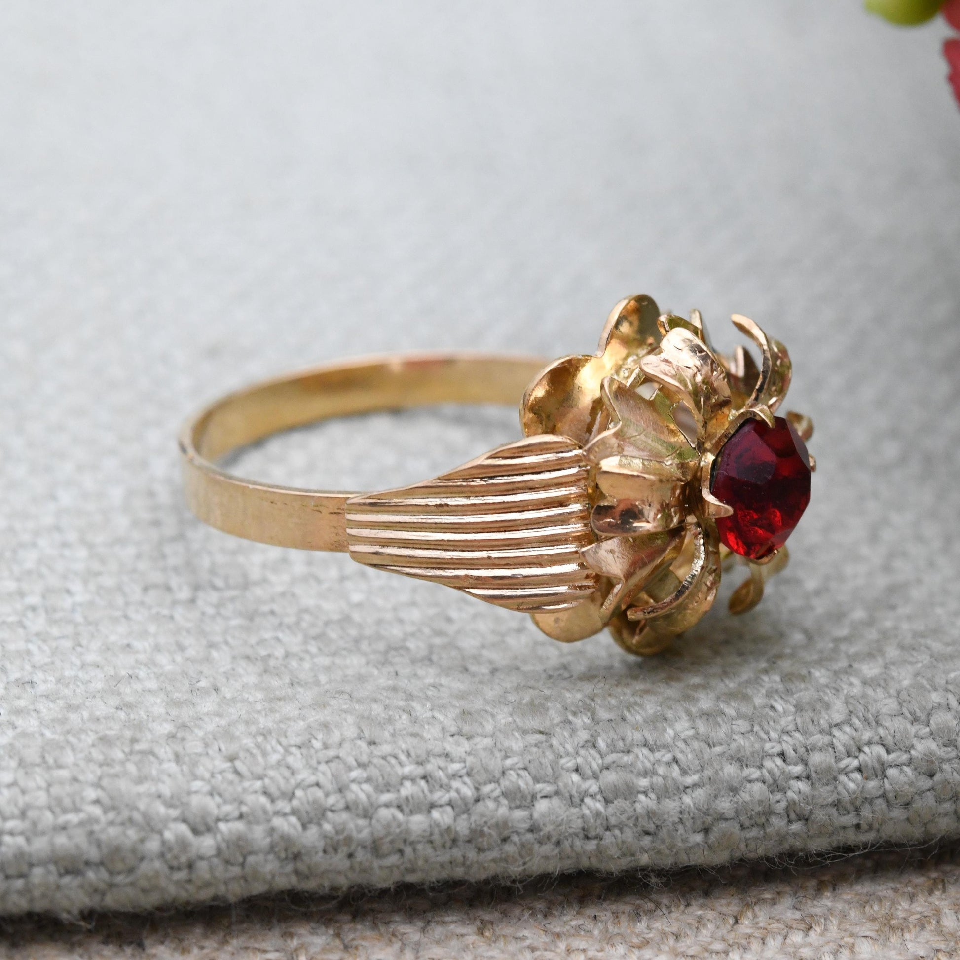 Vintage Italian 18ct Gold Paste Flower Ring c. 1960s Mid-Century Statement Jewellery | UK Size P 1/2 | US Size 8
