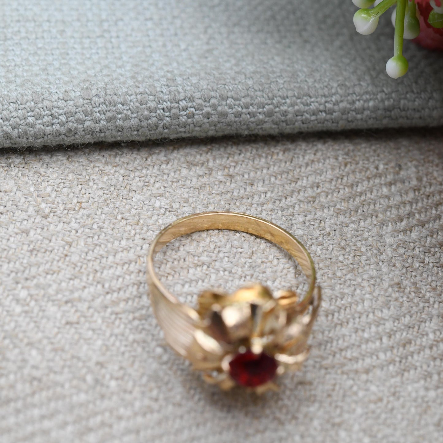 Vintage Italian 18ct Gold Paste Flower Ring c. 1960s Mid-Century Statement Jewellery | UK Size P 1/2 | US Size 8
