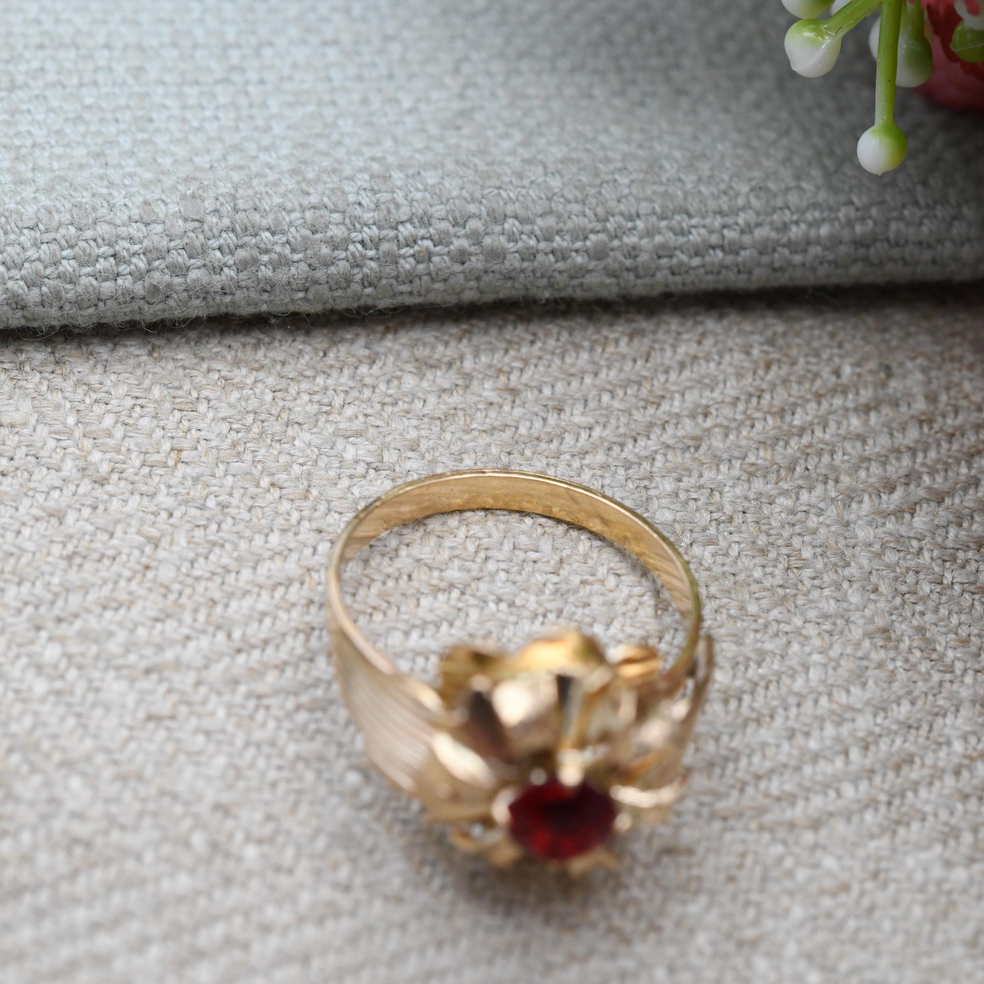 Vintage Italian 18ct Gold Paste Flower Ring c. 1960s Mid-Century Statement Jewellery | UK Size P 1/2 | US Size 8