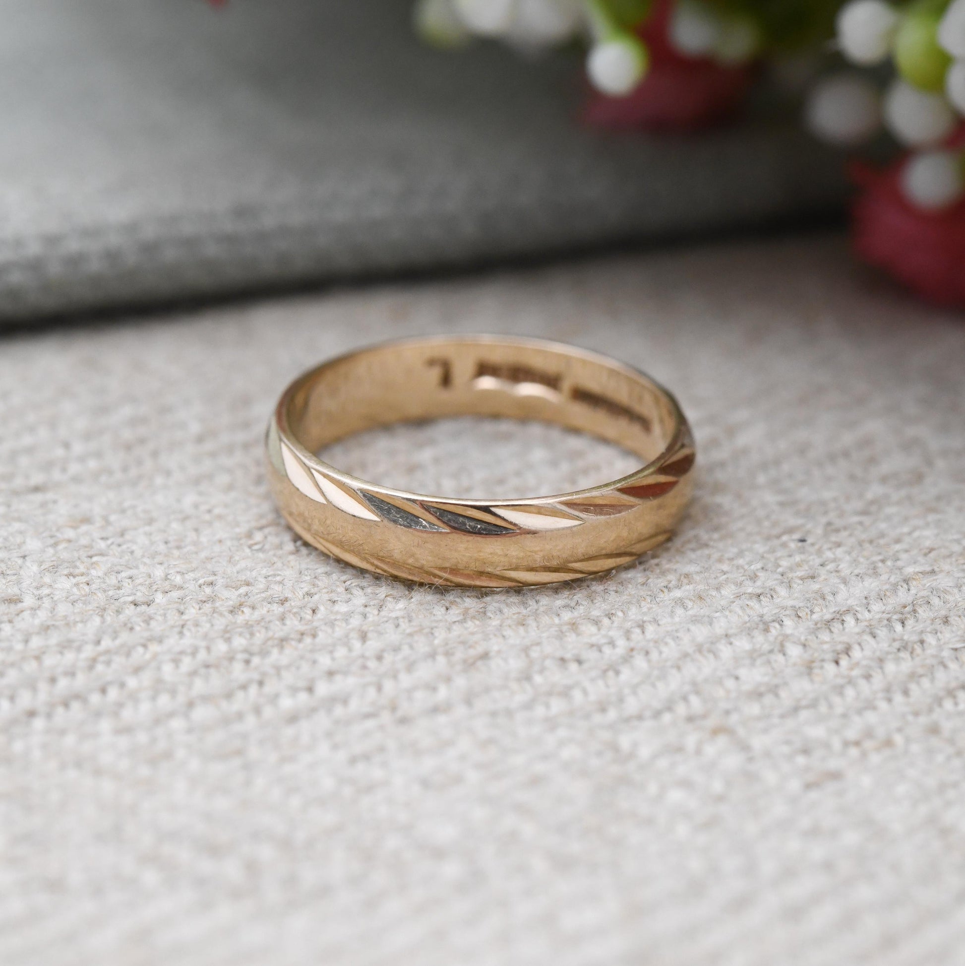 Vintage 9ct Gold Lucky Wedding Band Ring with Diamond Cut Border 1980 - Unisex Everyday Gold Jewellery | UK Size - L | US Size - 6