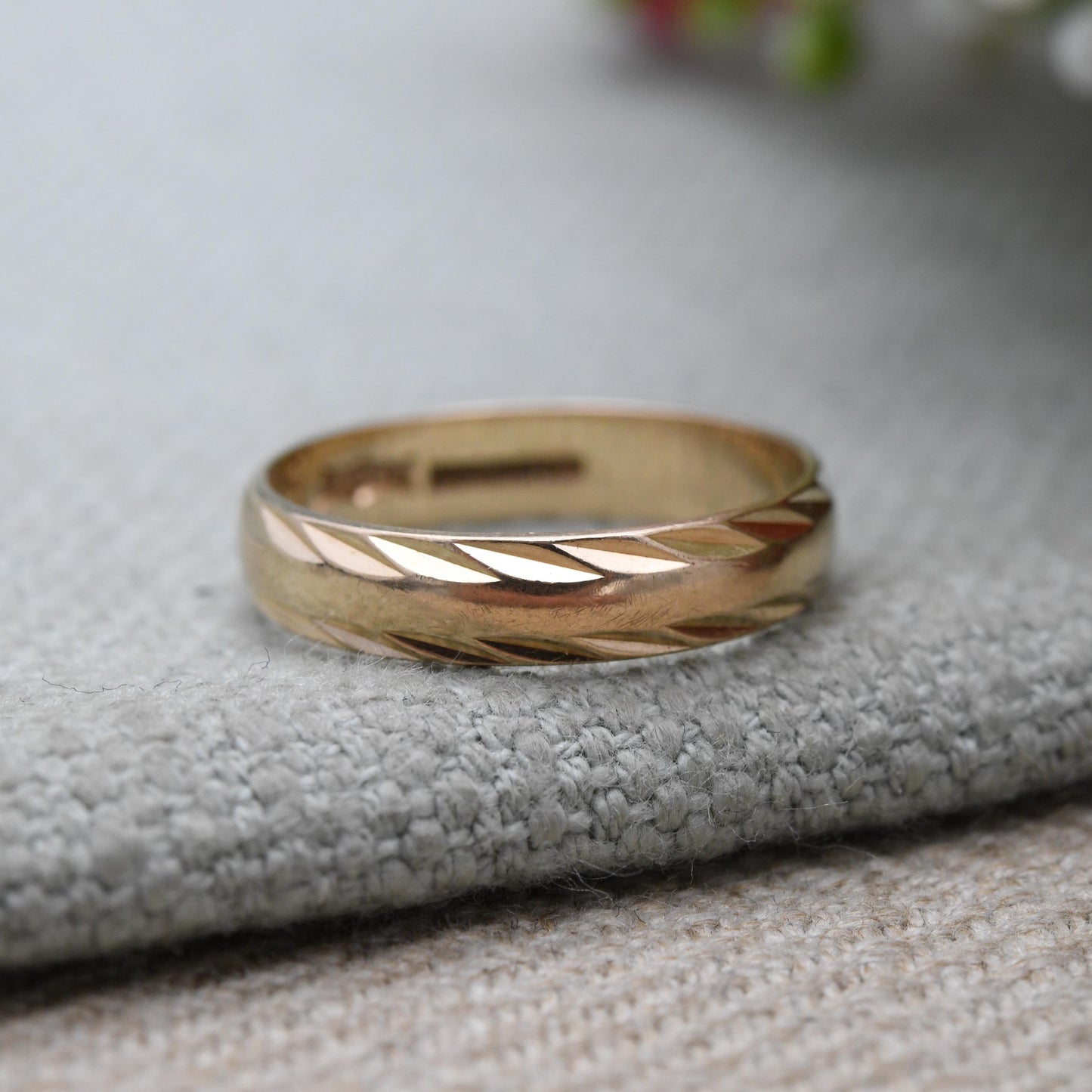 Vintage 9ct Gold Lucky Wedding Band Ring with Diamond Cut Border 1980 - Unisex Everyday Gold Jewellery | UK Size - L | US Size - 6
