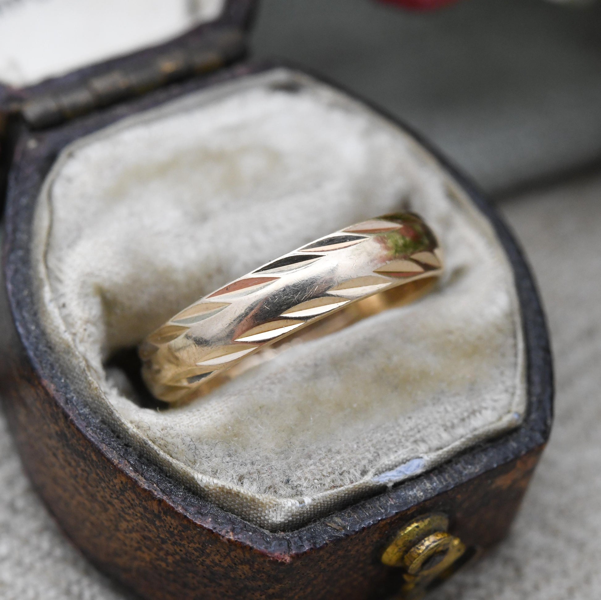 Vintage 9ct Gold Lucky Wedding Band Ring with Diamond Cut Border 1980 - Unisex Everyday Gold Jewellery | UK Size - L | US Size - 6