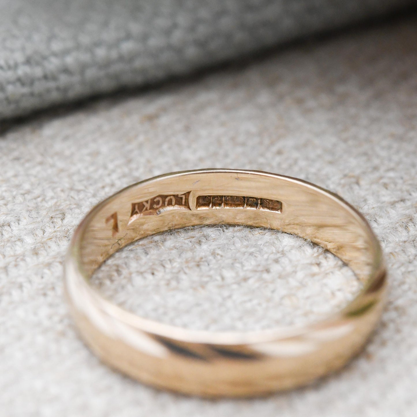 Vintage 9ct Gold Lucky Wedding Band Ring with Diamond Cut Border 1980 - Unisex Everyday Gold Jewellery | UK Size - L | US Size - 6