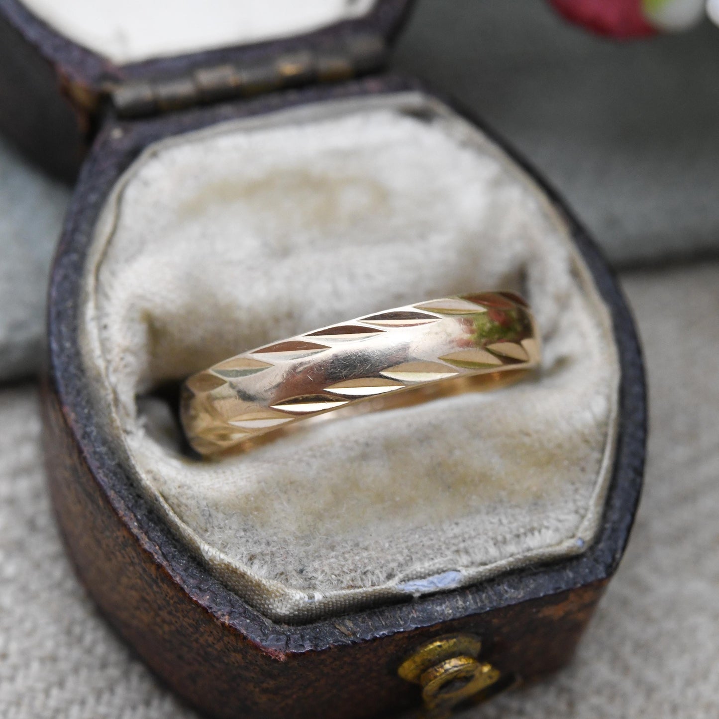 Vintage 9ct Gold Lucky Wedding Band Ring with Diamond Cut Border 1980 - Unisex Everyday Gold Jewellery | UK Size - L | US Size - 6