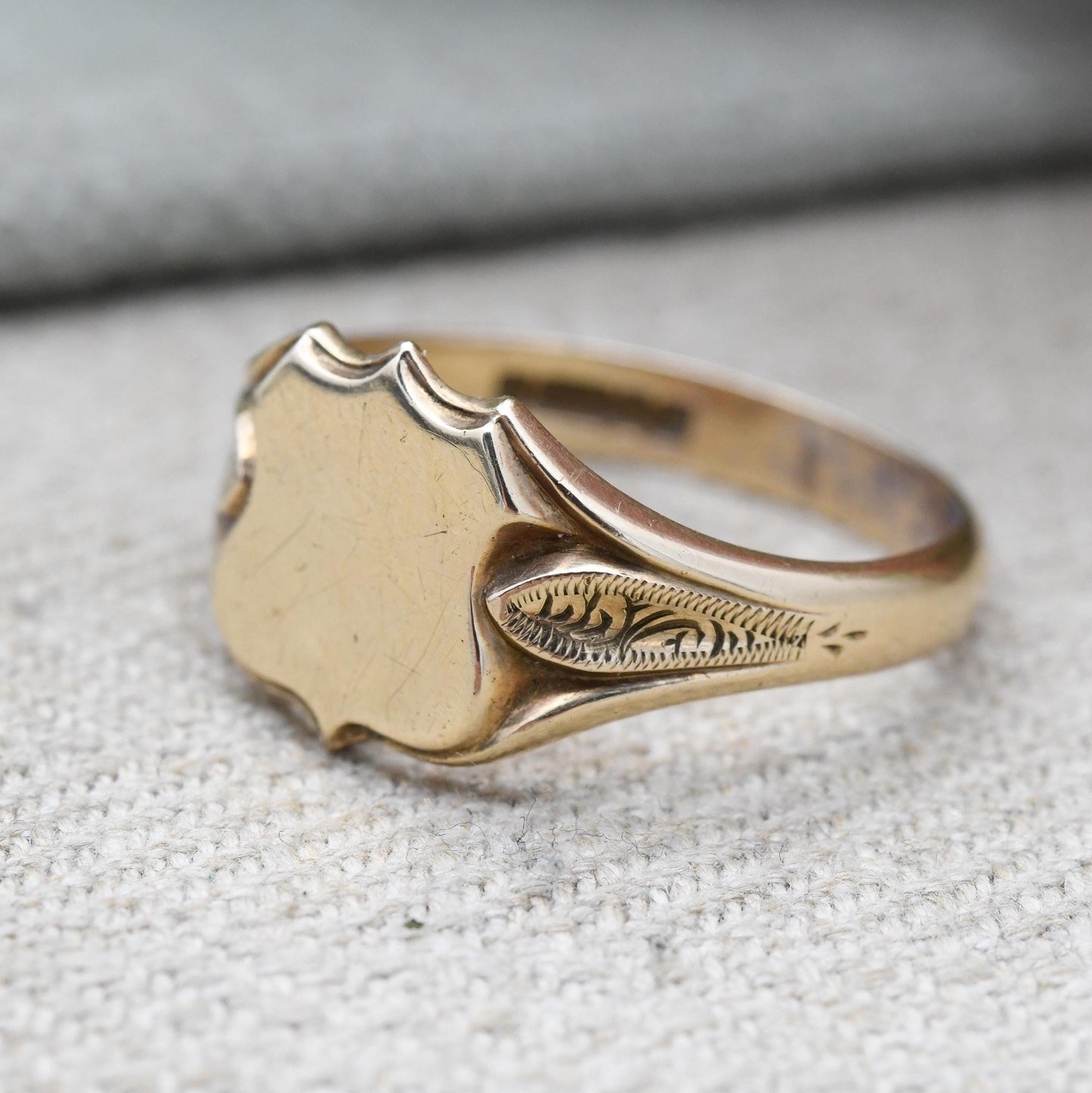 Vintage 9ct Gold Signet Ring 1959 - Shield Shaped Signet | Mid-Century Scrolling Shoulders | Gift for Him | UK Size - W 1/2 US Size - 11 1/4